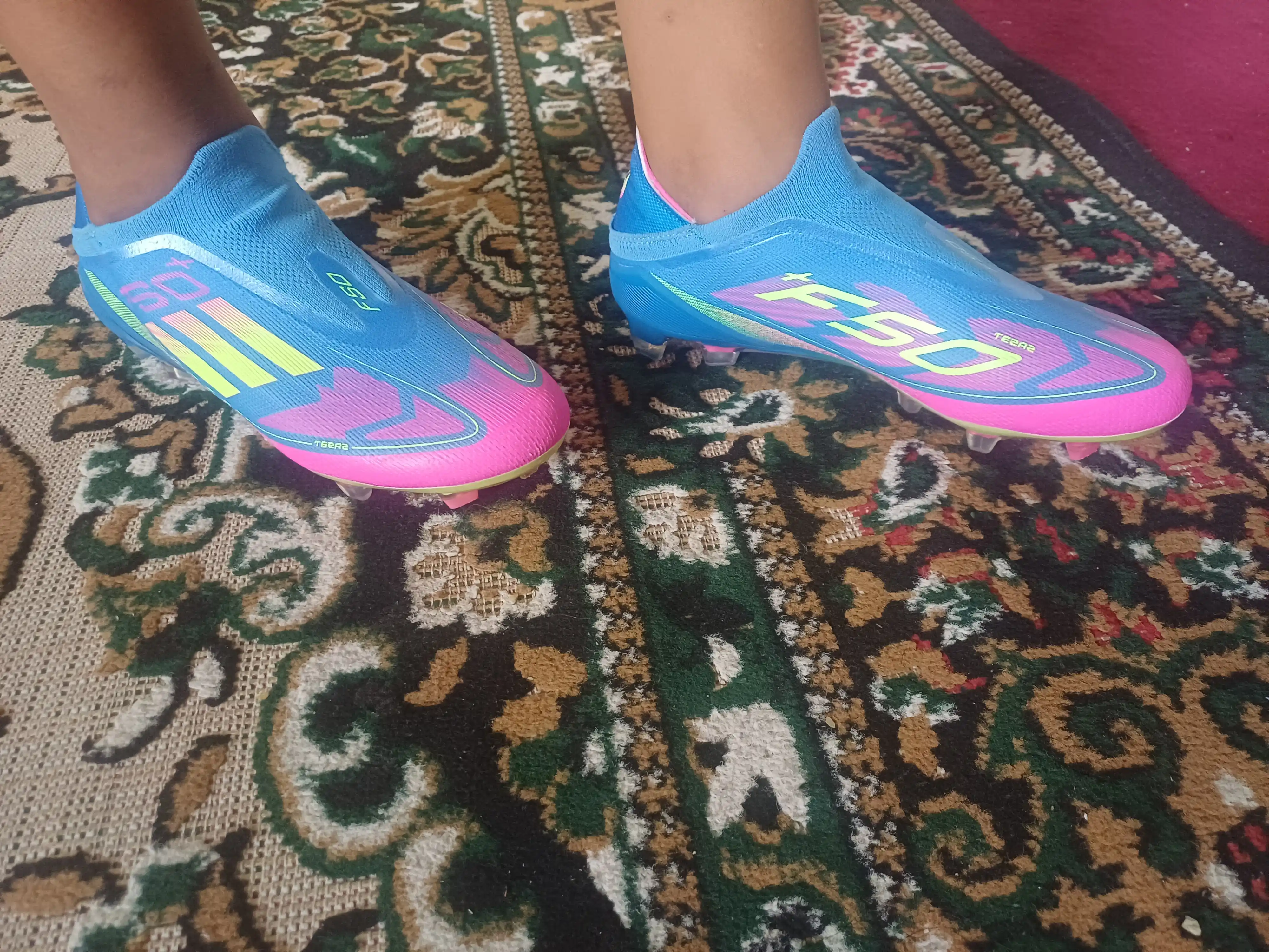 Erkaklar uchun futbol butsilari F50, chim va maydon uchun oyoq kiyim