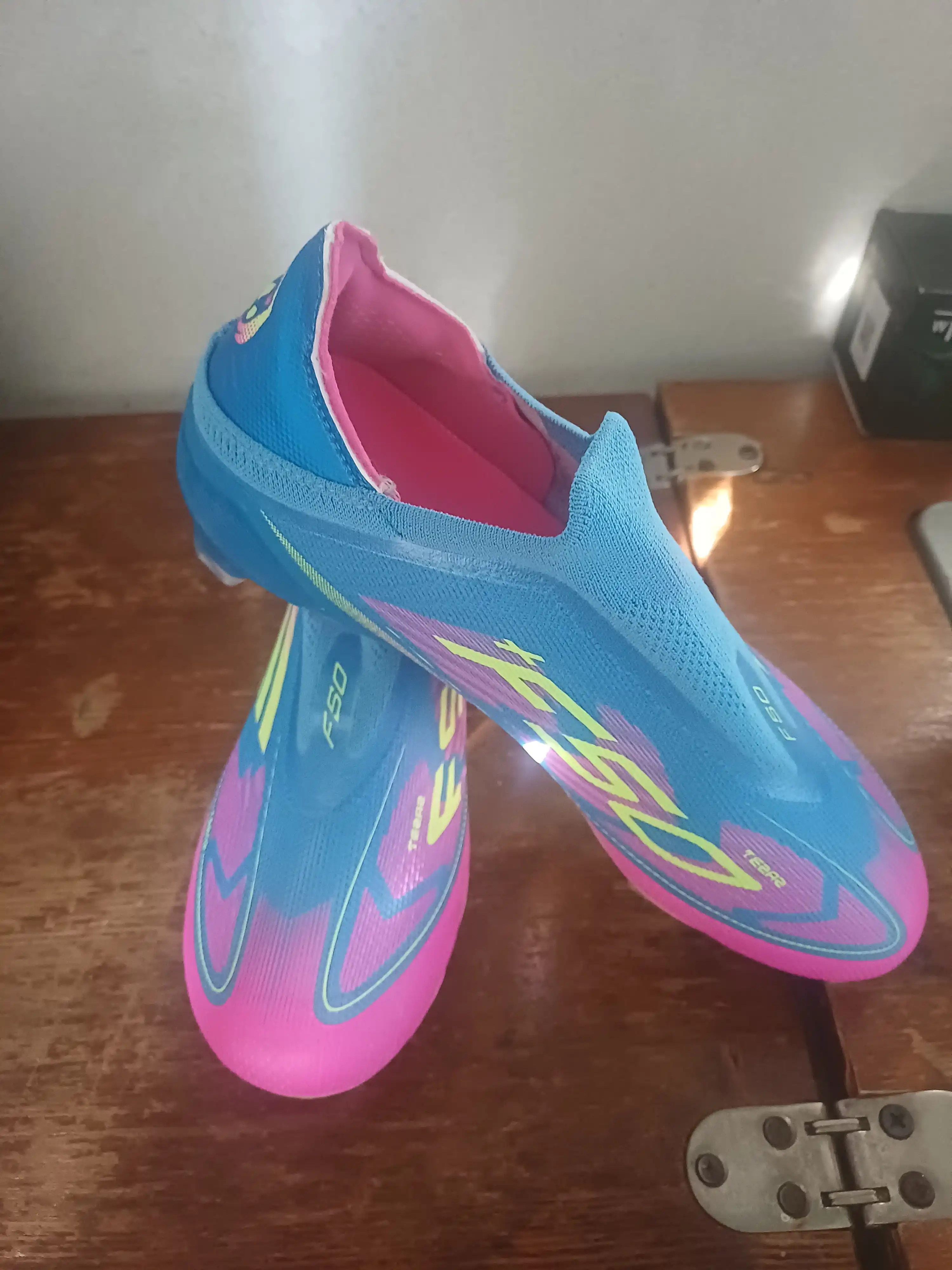 Erkaklar uchun futbol butsilari F50, chim va maydon uchun oyoq kiyim