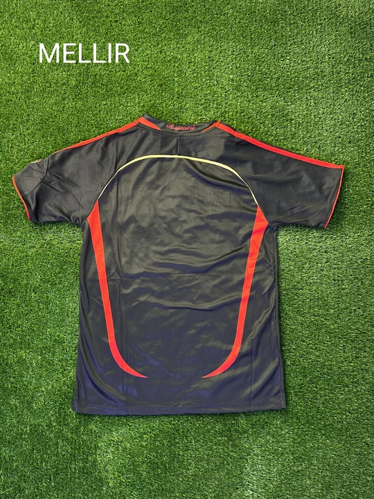 Milanning retro futbol formasi