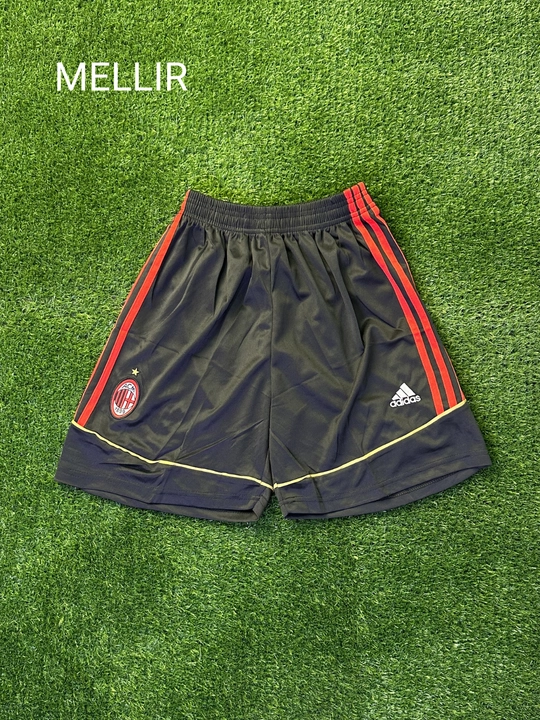Milanning retro futbol formasi