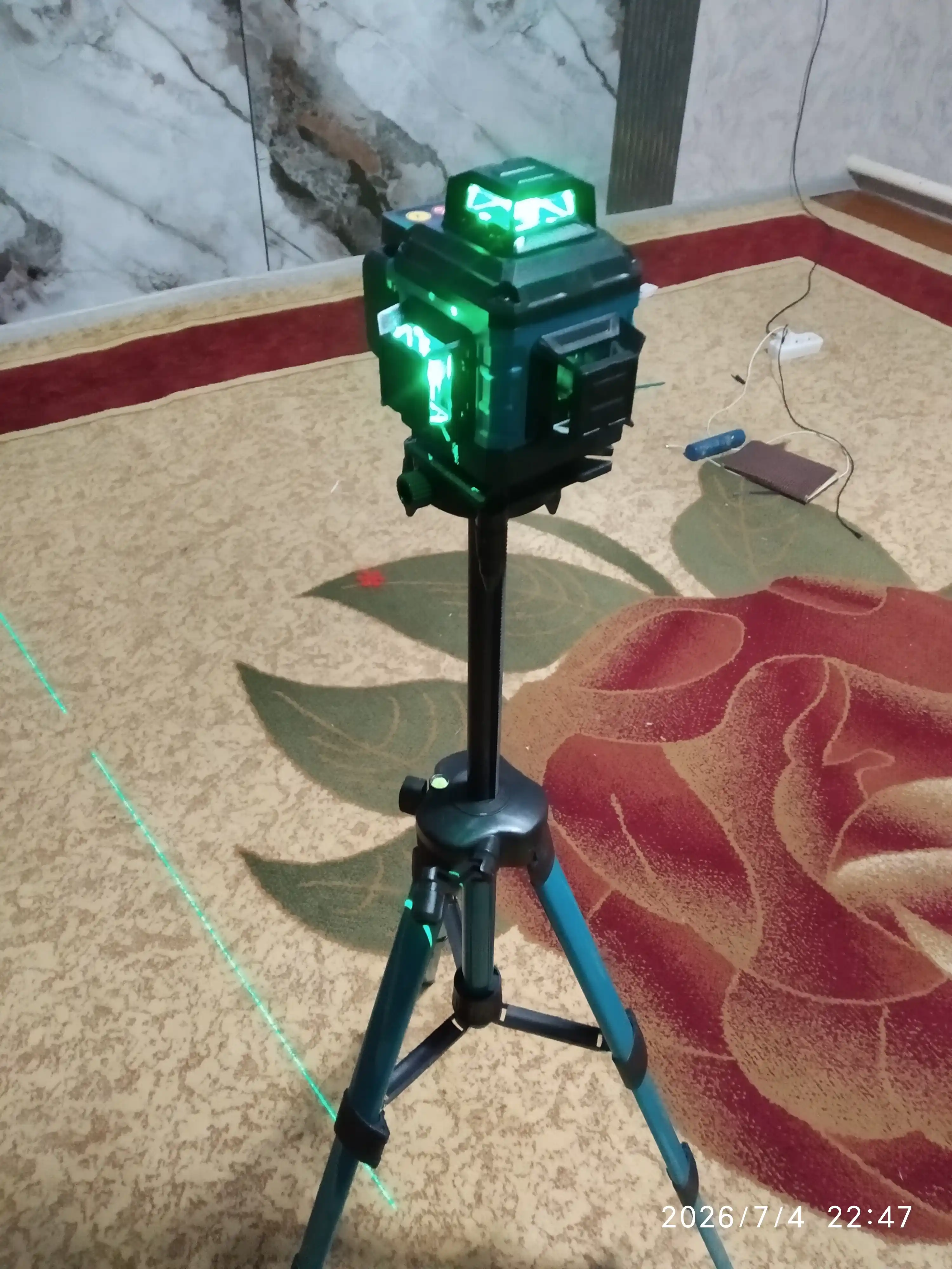Лазерный уровень с штативом 4D 16L, управление через телефон и пульт