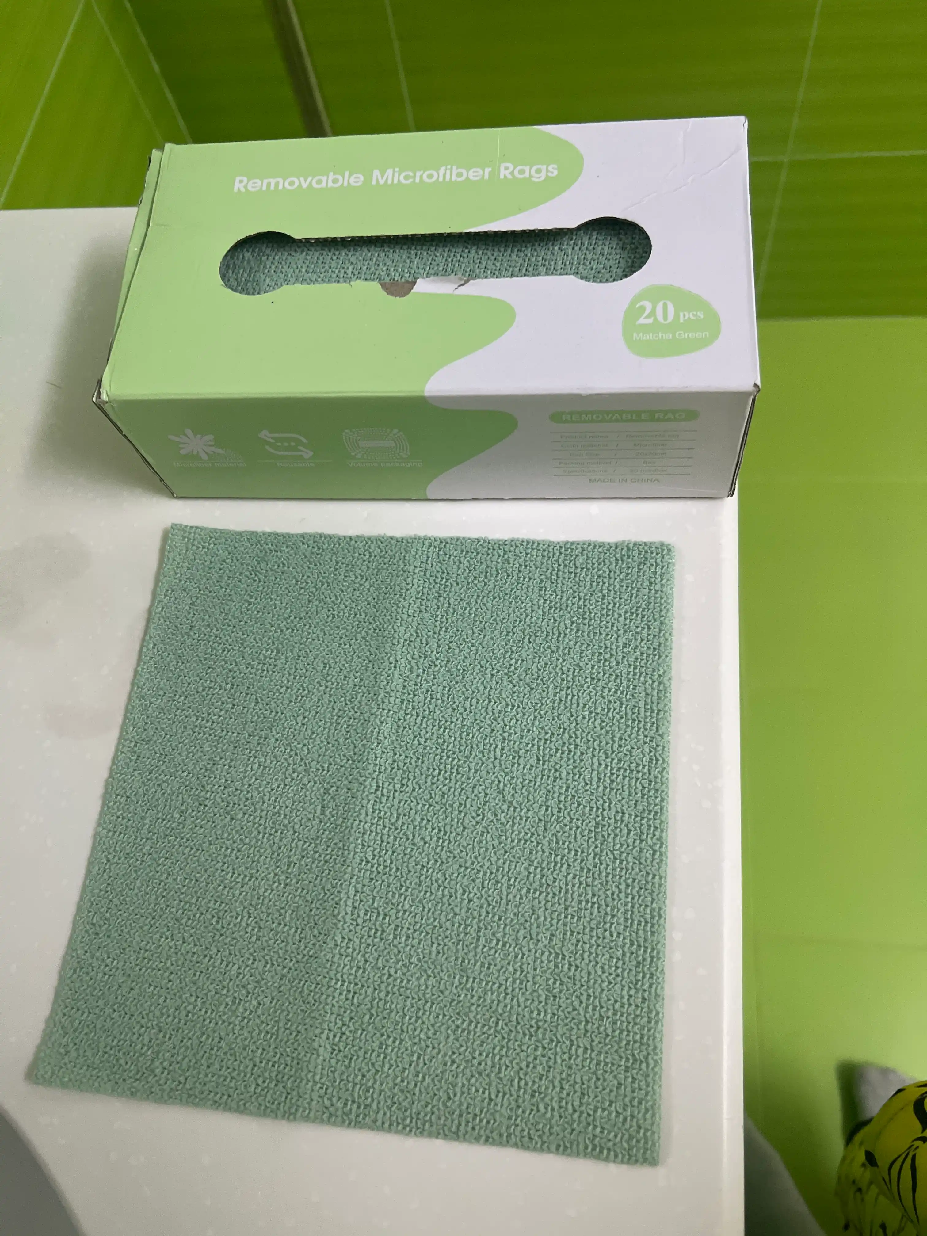 Qutidagi mikrofiber suxoy salfetka, oshxona sochiqlari lattalar, oyna, pol latta