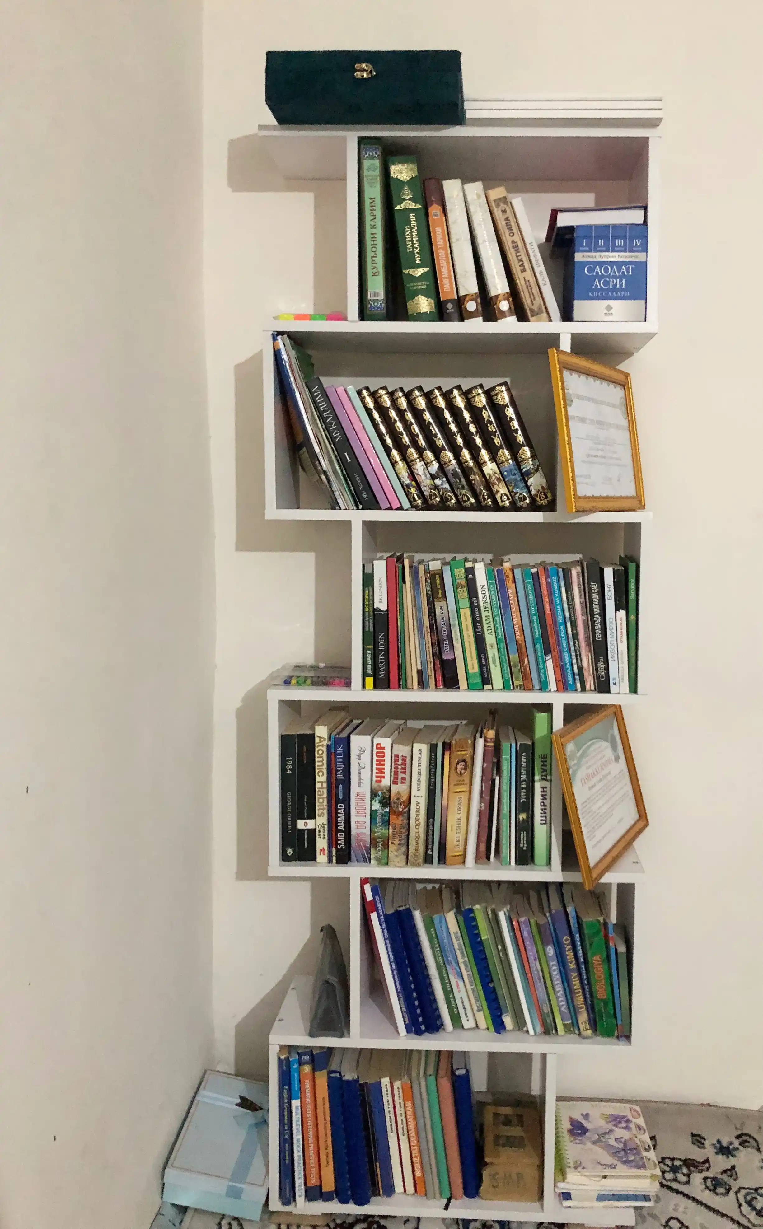 Rack - o'yinchoqlar va kitoblar uchun mebel yog'och zamin shkafi tokchasi