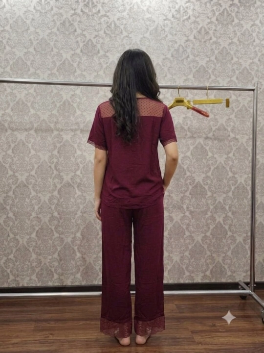 Ayollar pijama to‘plami, qisqa yengli, tugmali, to‘r bezakli, uzun shim