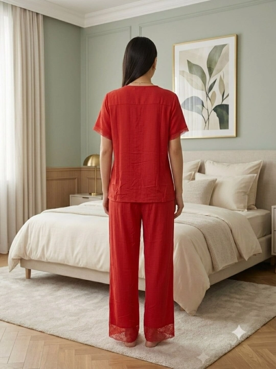 Ayollar pijama to‘plami, qisqa yengli, tugmali, to‘r bezakli, uzun shim
