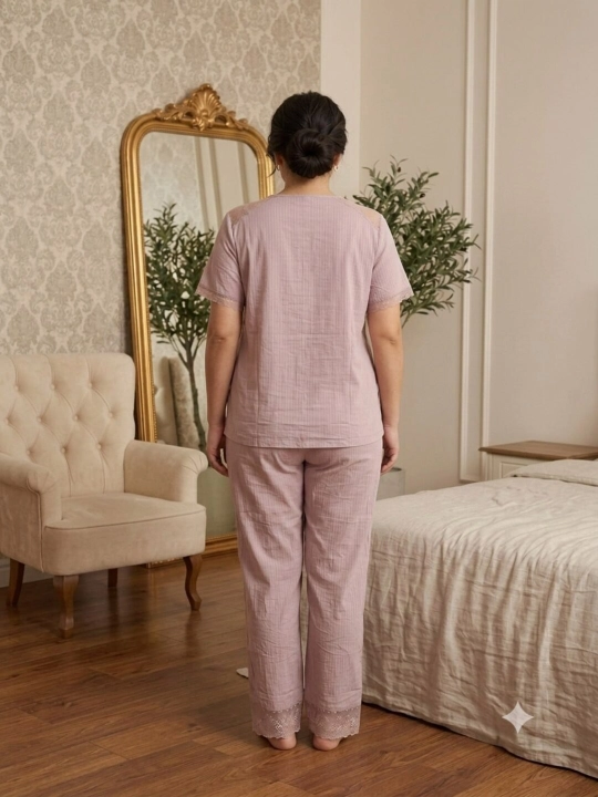 Ayollar pijama to‘plami, qisqa yengli, tugmali, to‘r bezakli, uzun shim