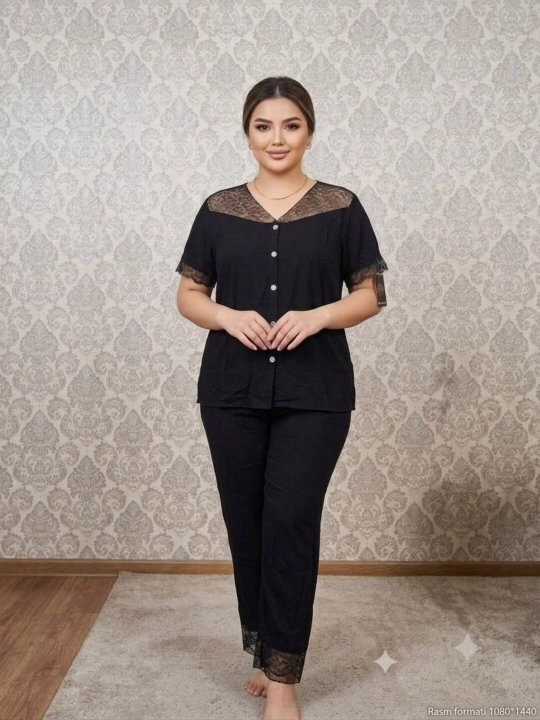 Ayollar pijama to‘plami, qisqa yengli, tugmali, to‘r bezakli, uzun shim - 