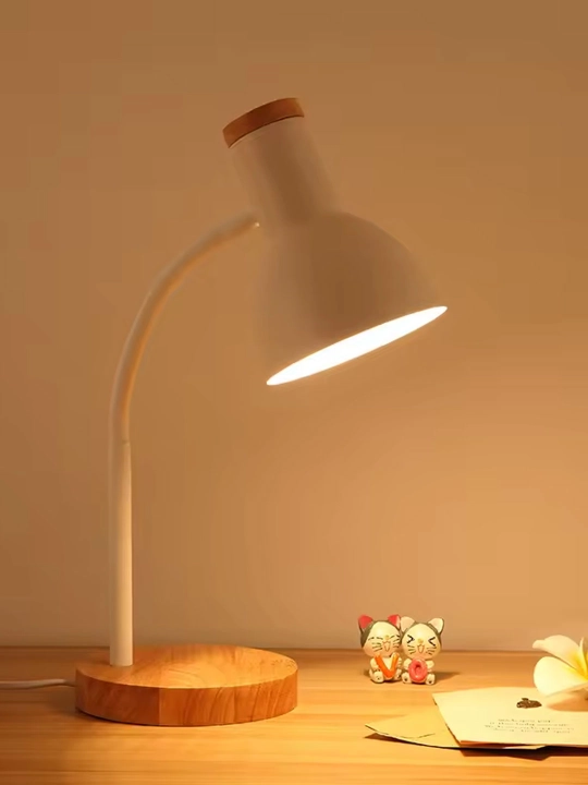 Stol Lampasi, yog'och tayanchli minimalistik dizayn