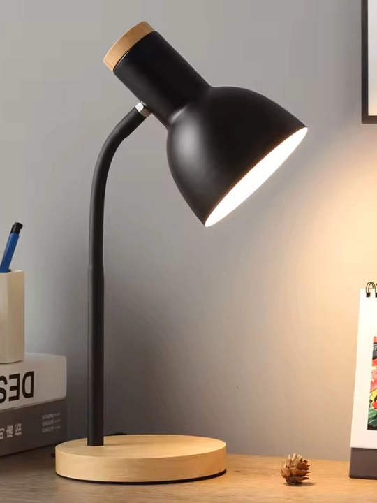 Stol Lampasi, yog'och tayanchli minimalistik dizayn