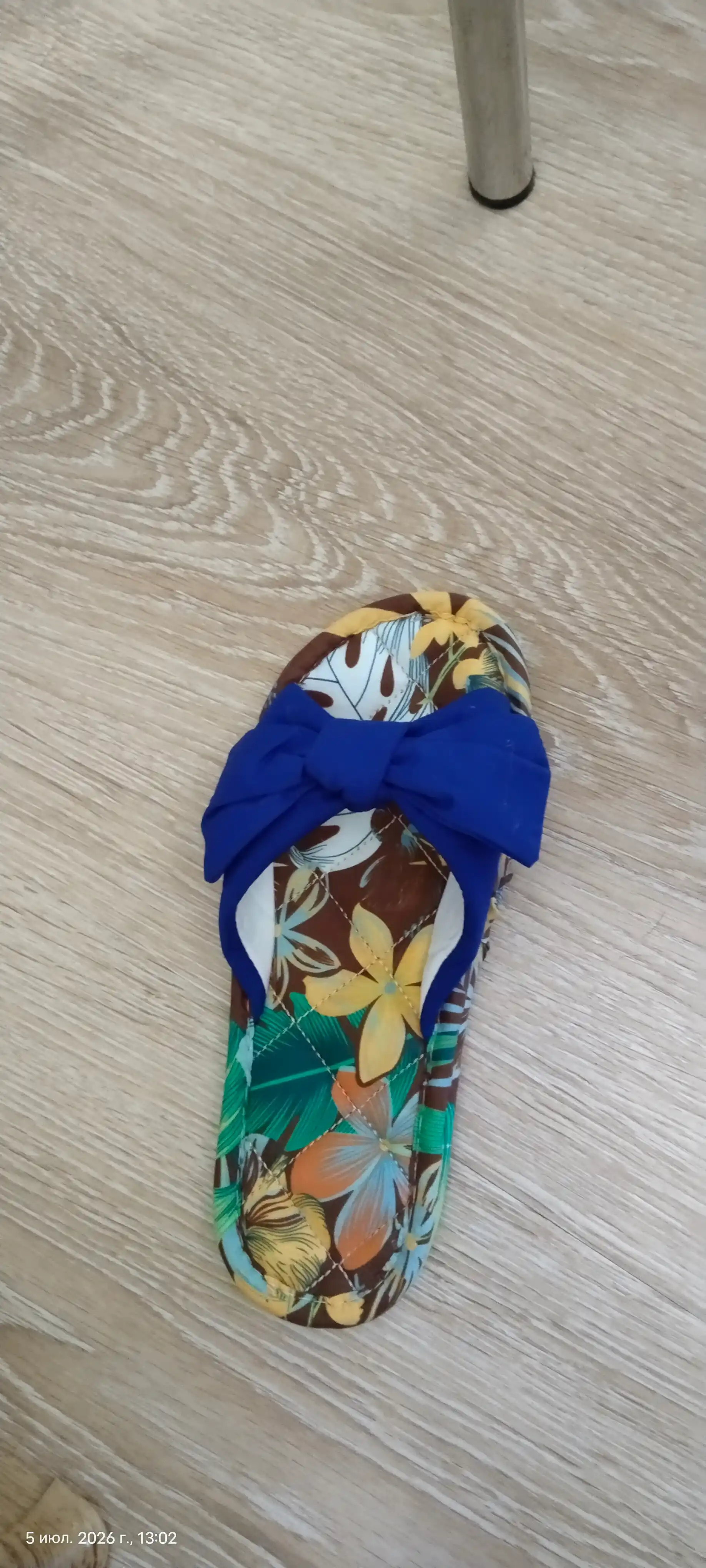 Ayollar uy shippagi, bantli va tropik printli