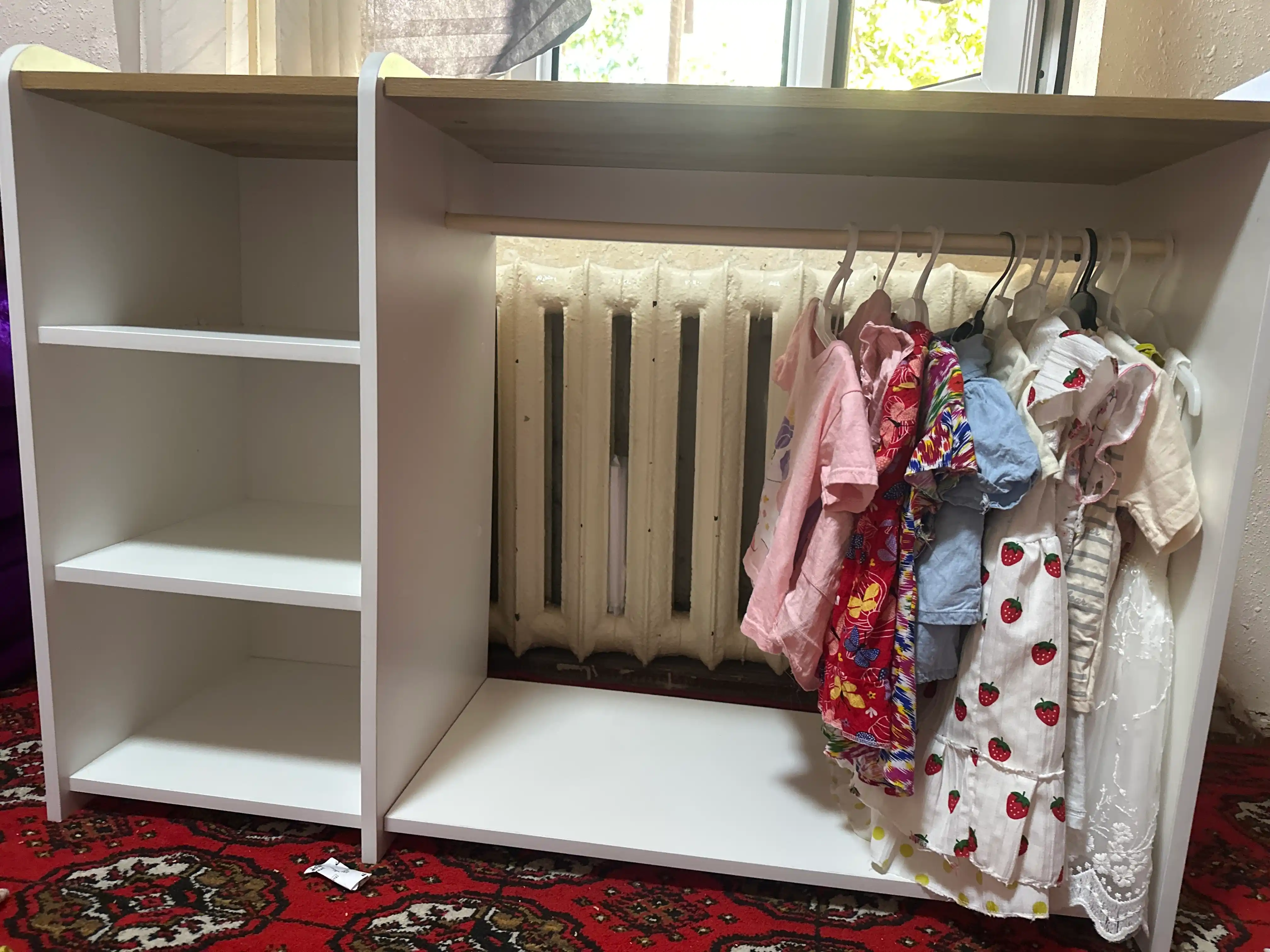 Детский стеллаж для одежды с вешалкой и полками (Montessori)