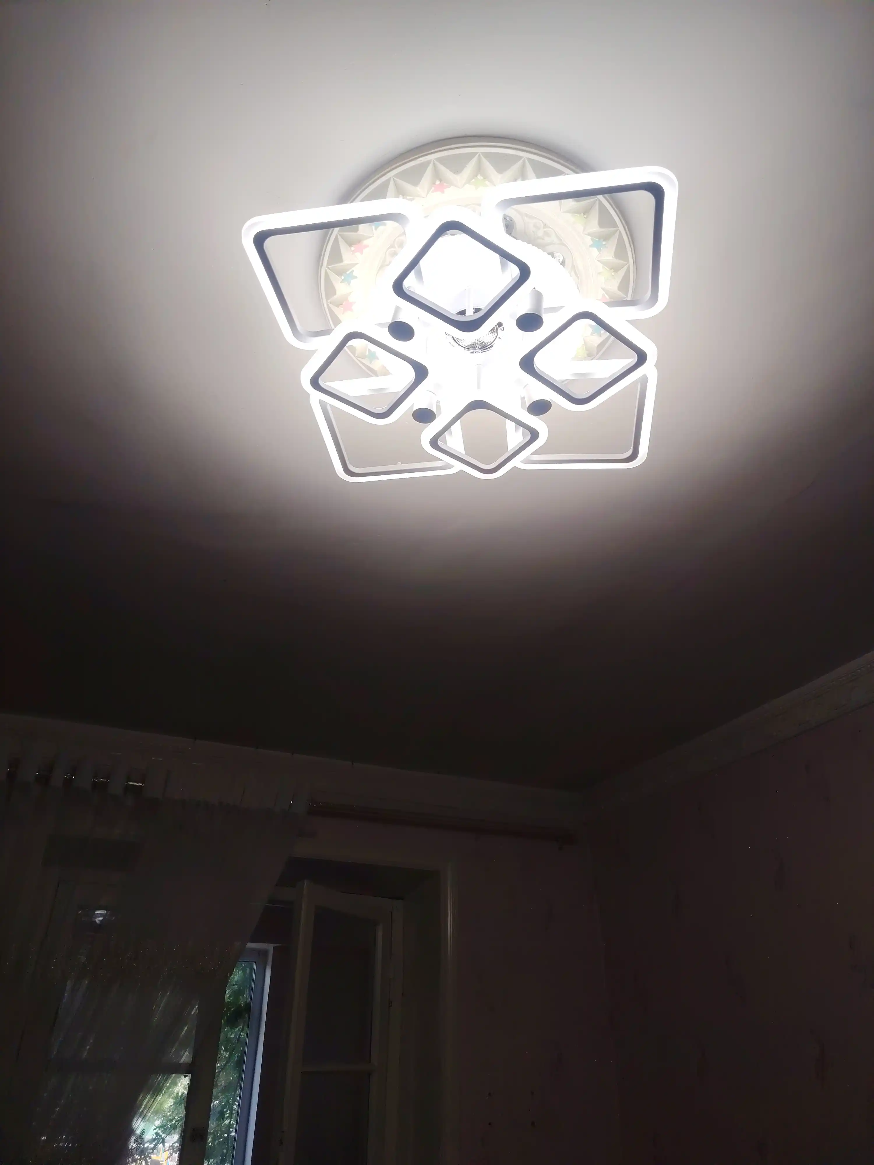 Zamonaviy shift LED lyustra, 4 ta patron, 5 ta yoritish rejimi, 25 m² gacha yoritish