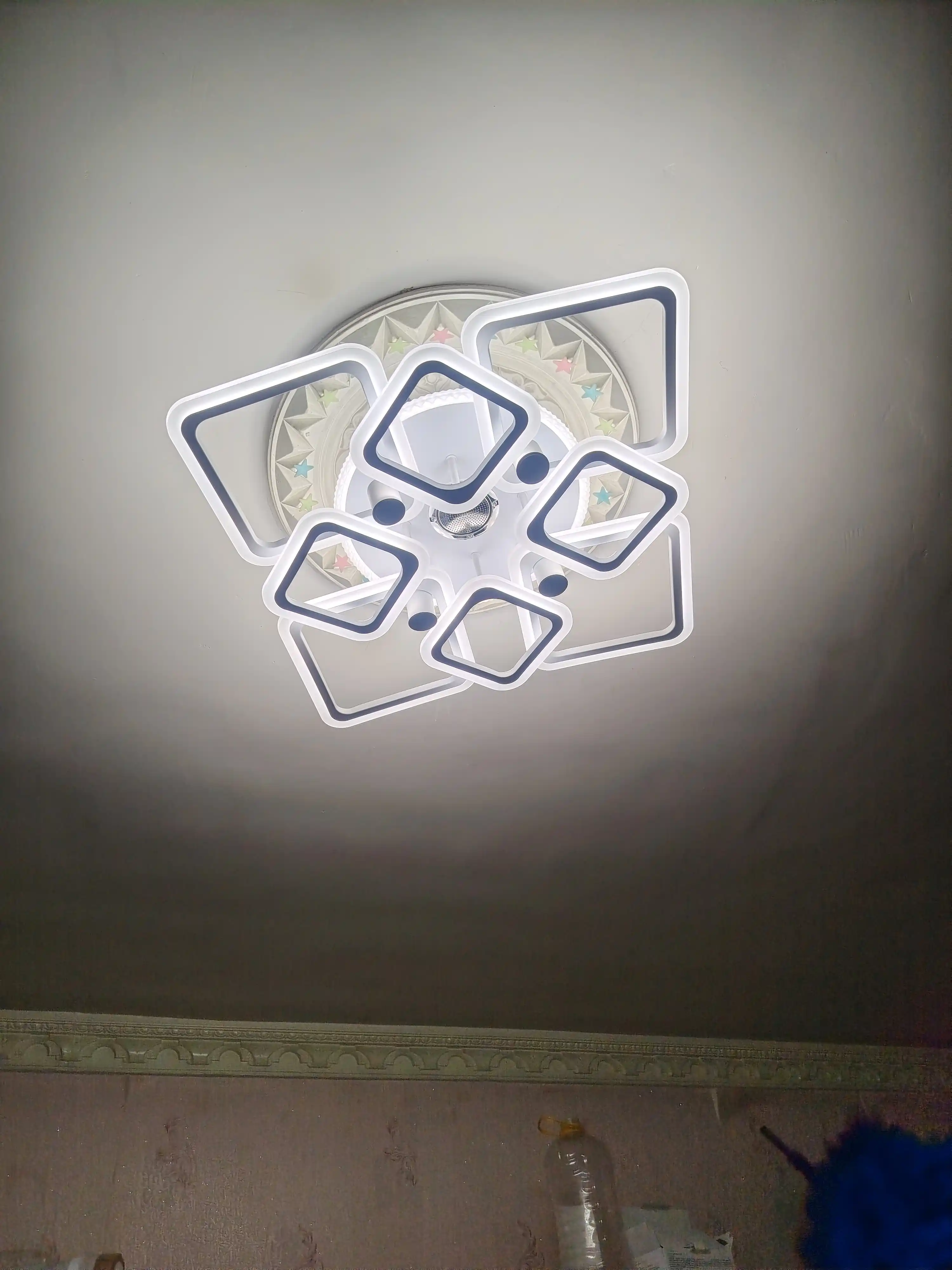 Zamonaviy shift LED lyustra, 4 ta patron, 5 ta yoritish rejimi, 25 m² gacha yoritish