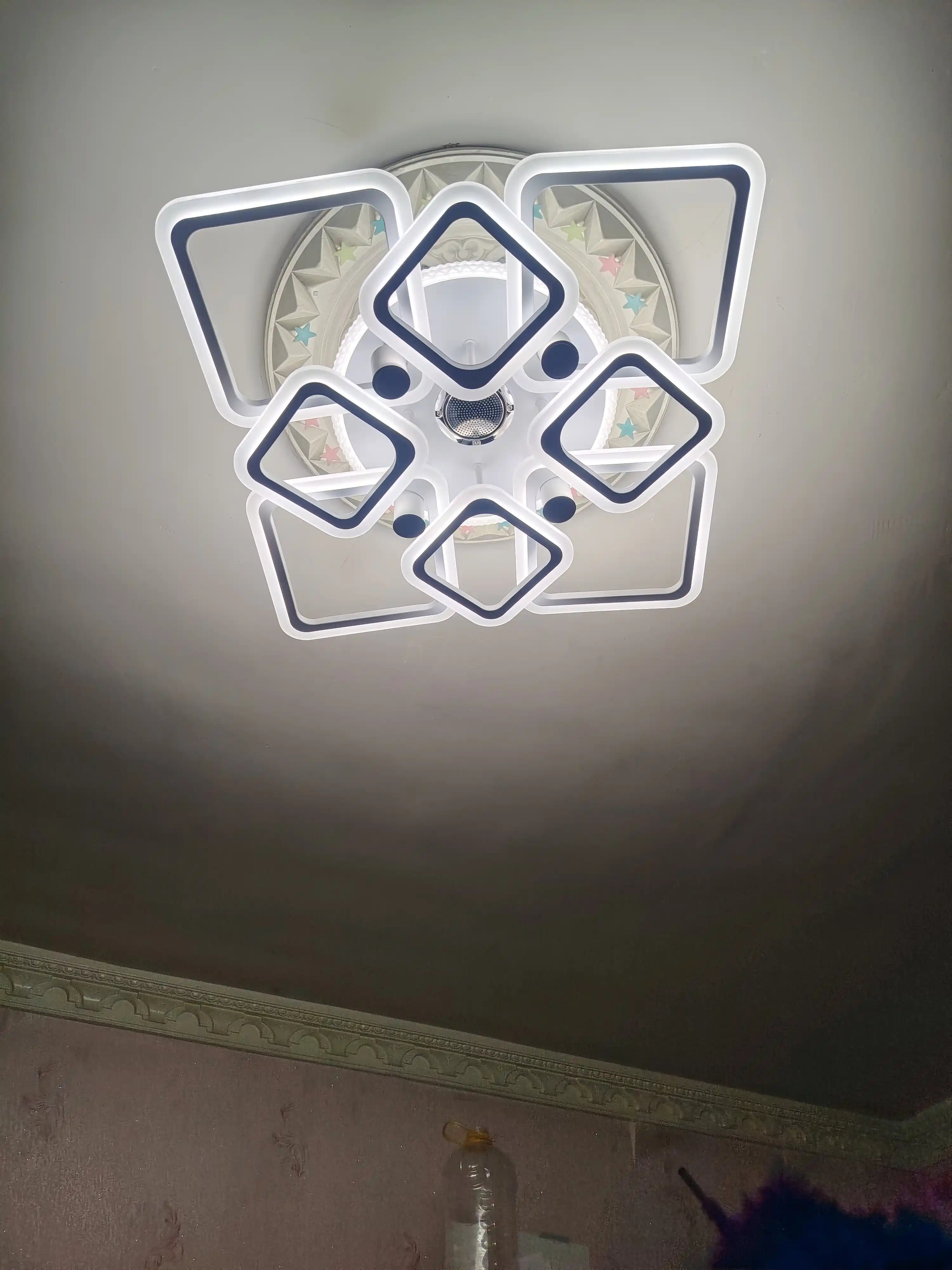 Zamonaviy shift LED lyustra, 4 ta patron, 5 ta yoritish rejimi, 25 m² gacha yoritish