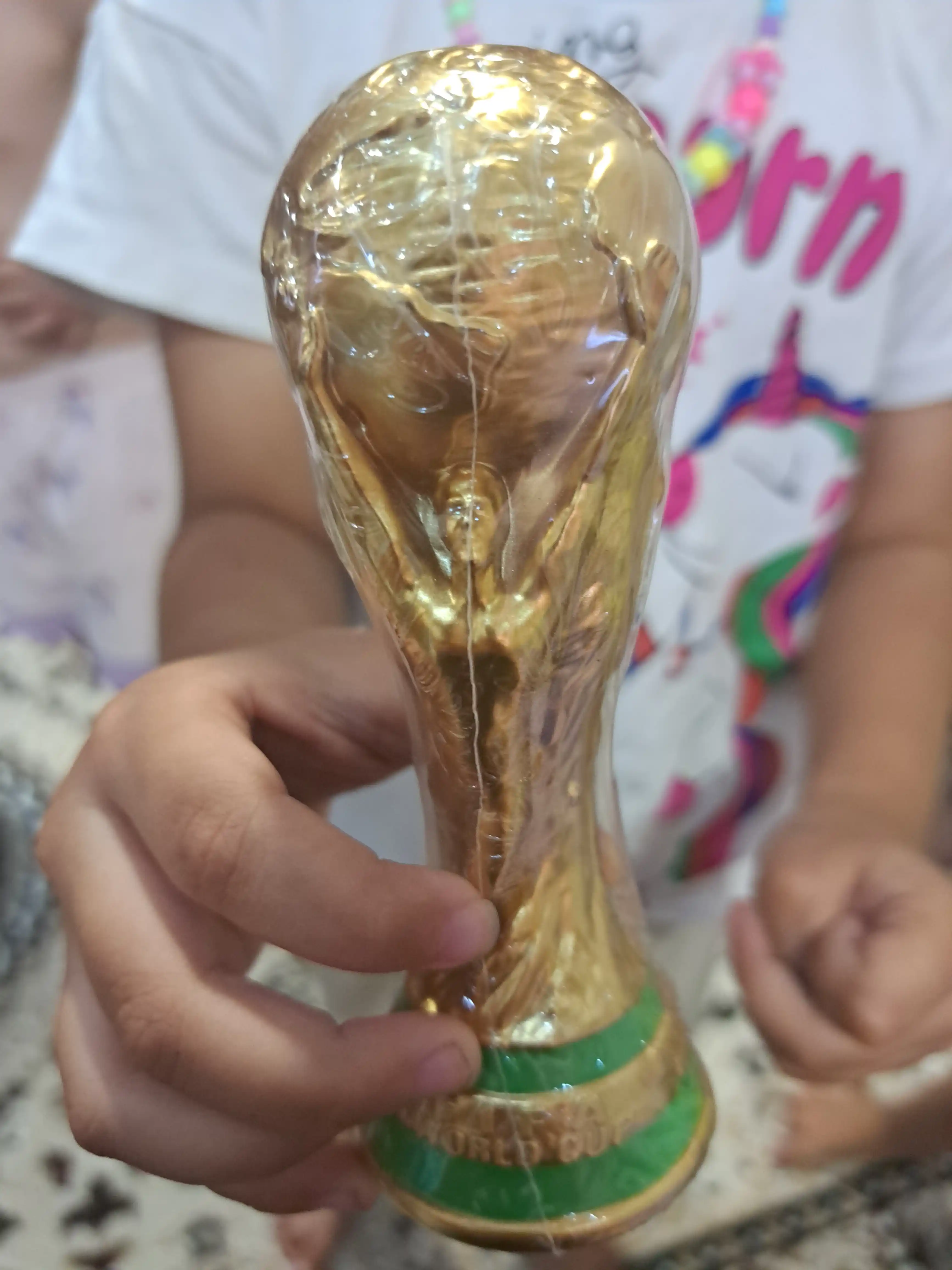 Futbolchi figurasi bilan FIFA kubok