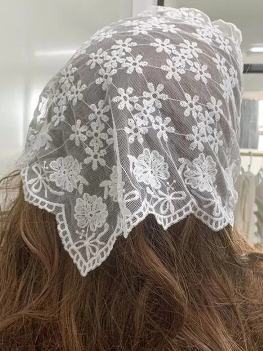 Qadimiy uslubda gullar bilan tikilgan to‘rli ayollar qalpog‘i (bonnet)