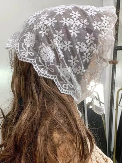Qadimiy uslubda gullar bilan tikilgan to‘rli ayollar qalpog‘i (bonnet)