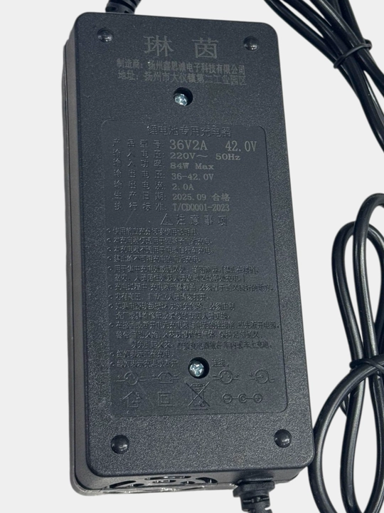 Universal noutbuk quvvat manbai 84W Maks 42V–36V2A zaryadlovchi 220V 50Hz