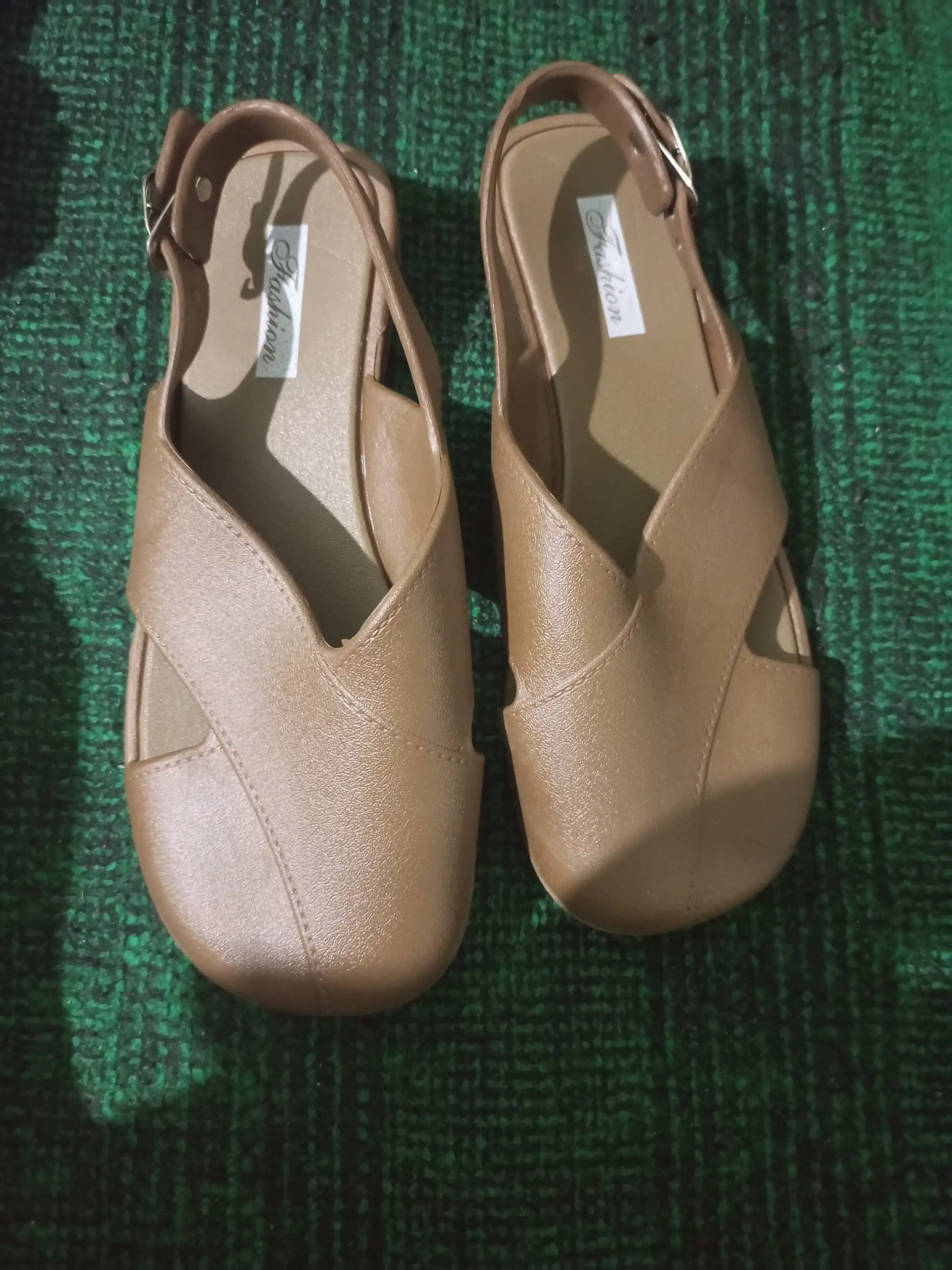 Ayollar uchun sandallar
