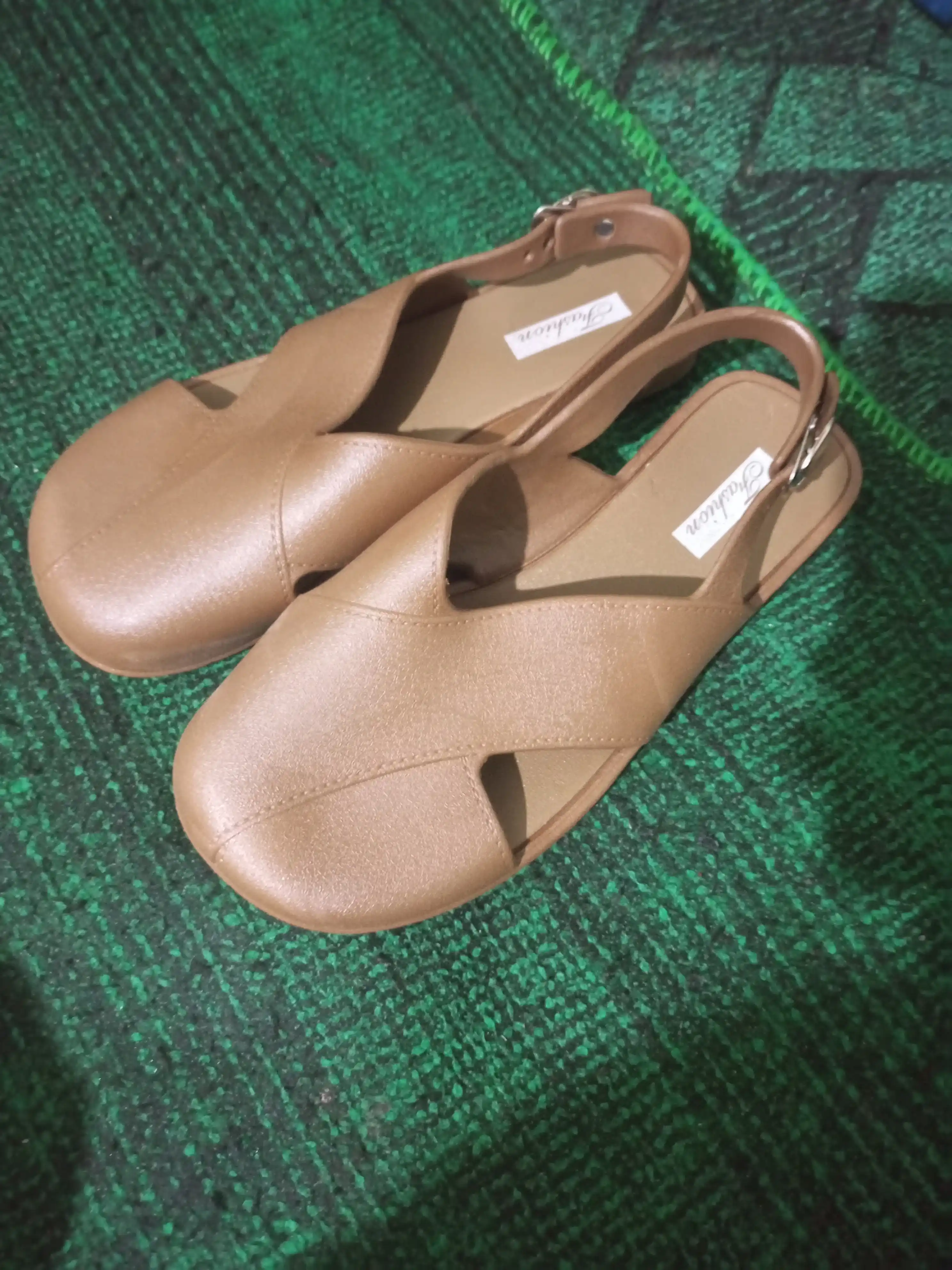 Ayollar uchun sandallar