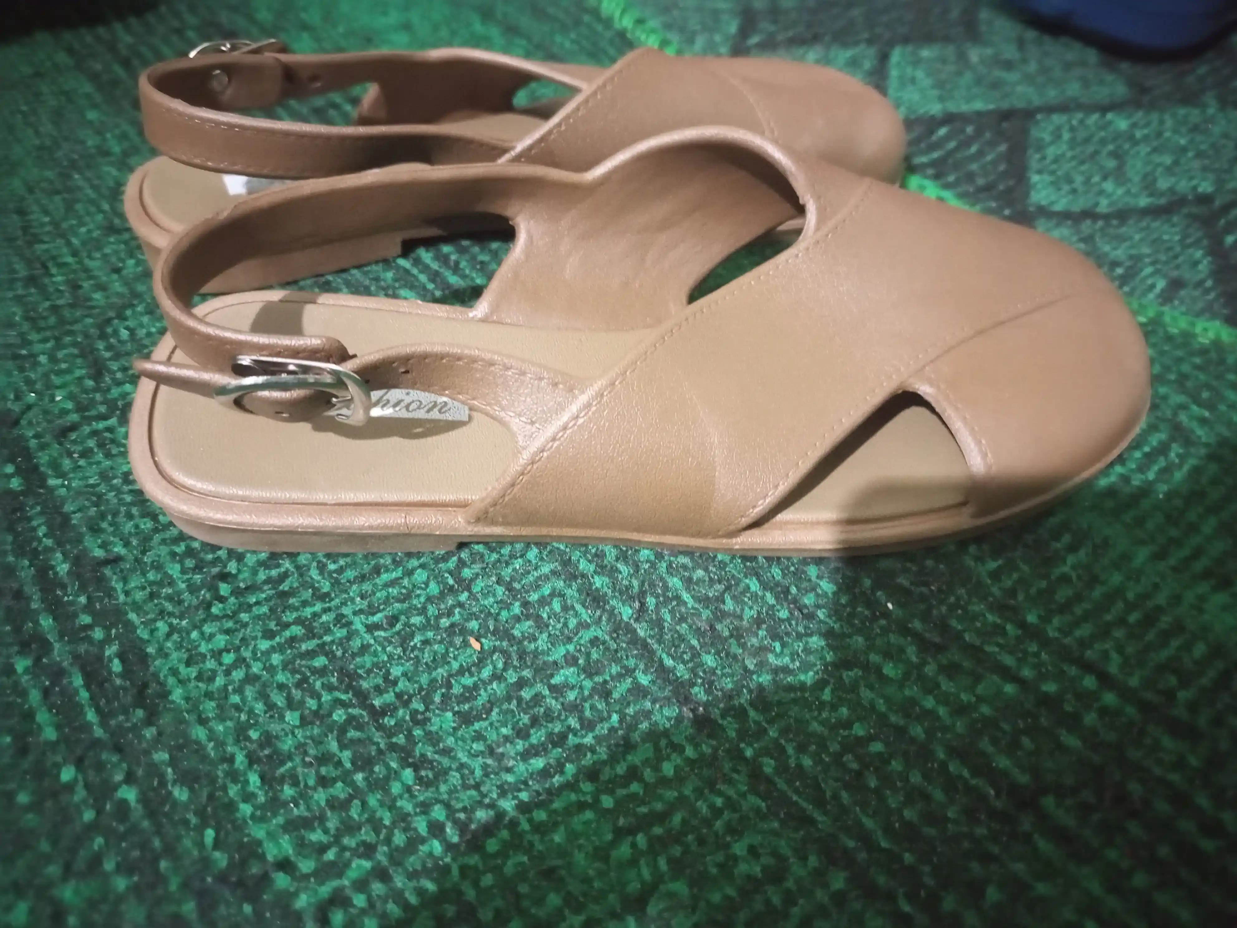 Ayollar uchun sandallar