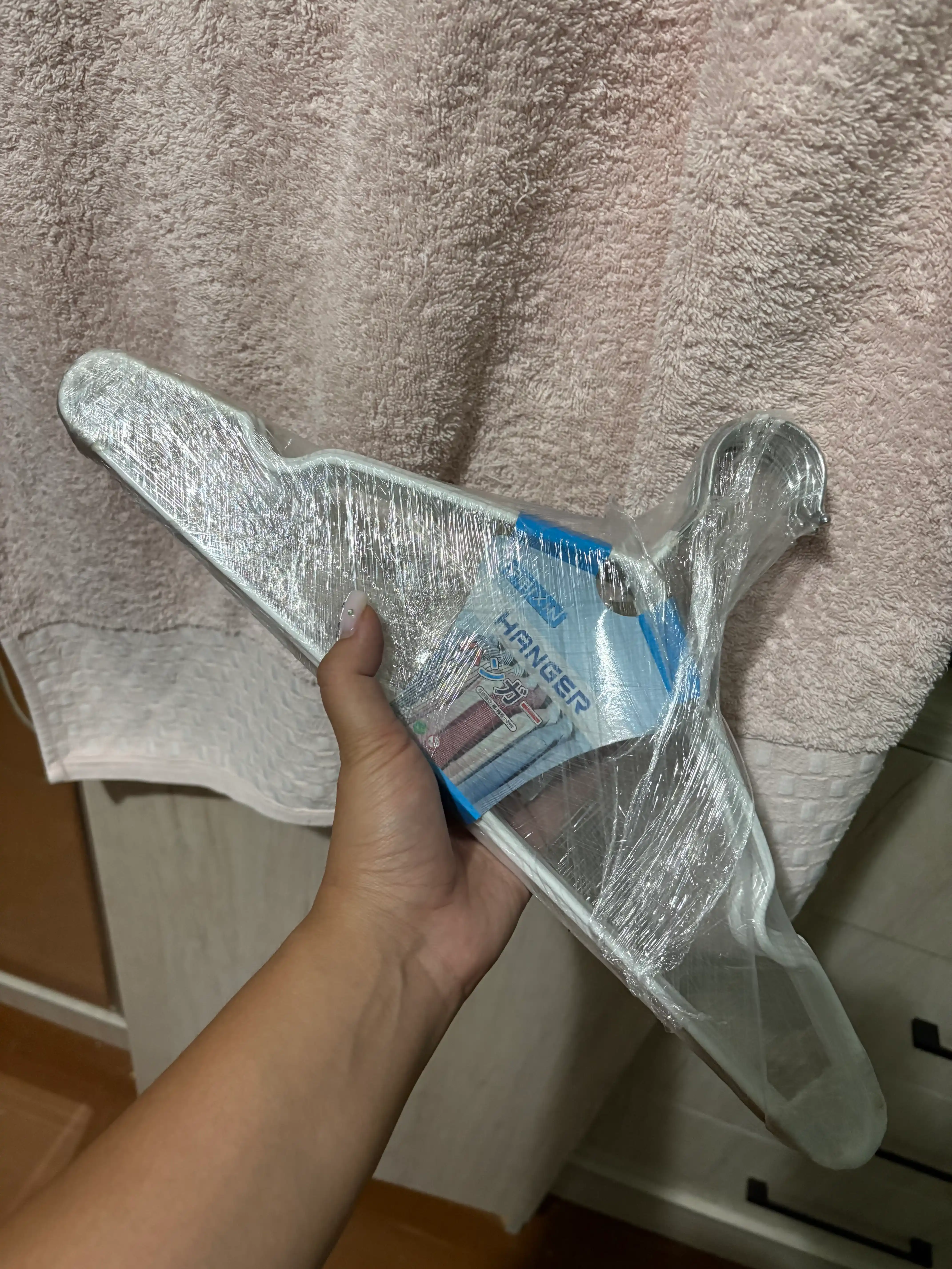 Ustki kiyim va shimlar uchun plastmassa va metall ilgaklar, turli rangli 1, 5, 10 dona