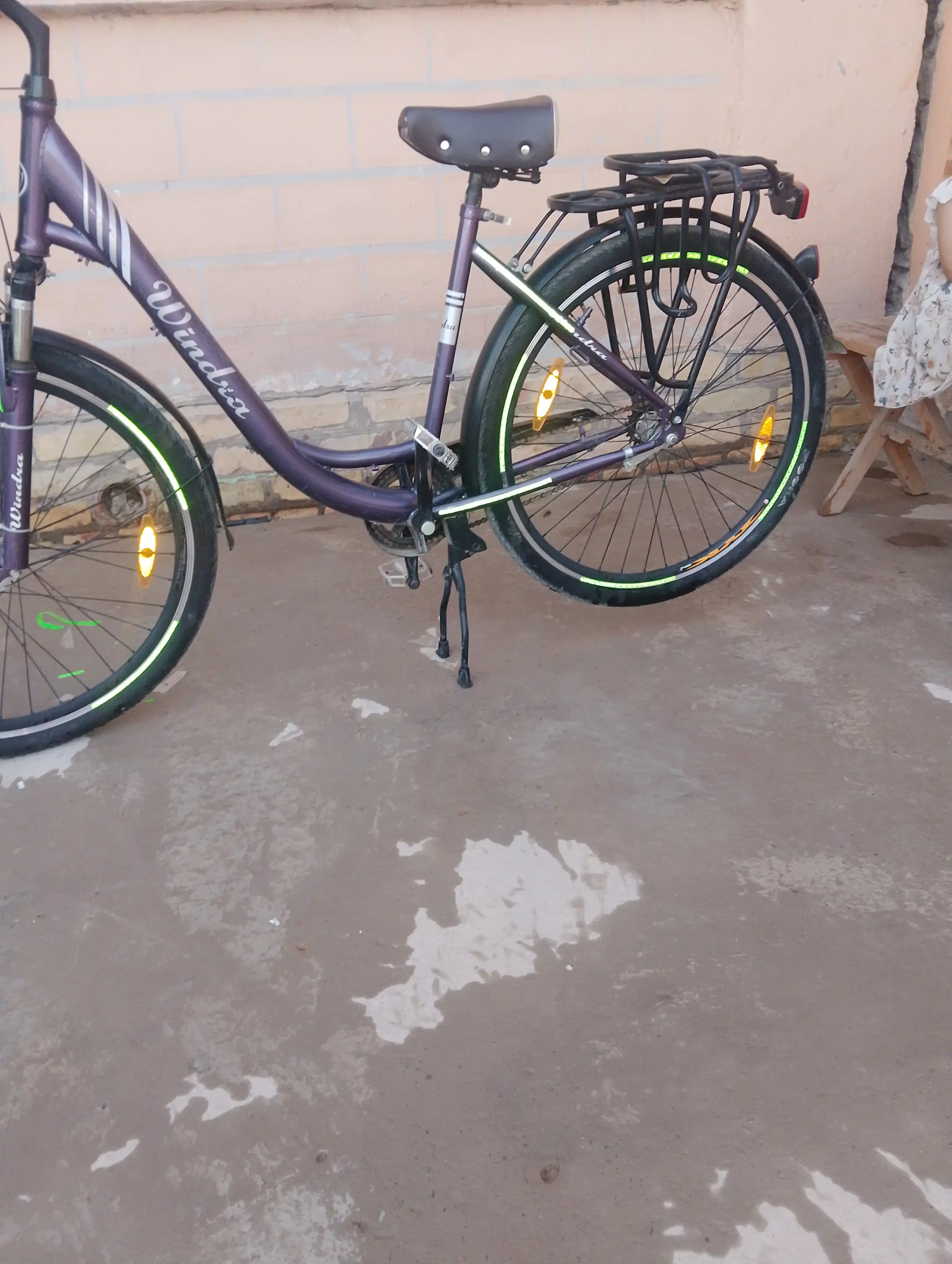 Velosipedlar, samokatlar, skuterlar va avtomobillarga nur qaytaruvchi nakleykalar