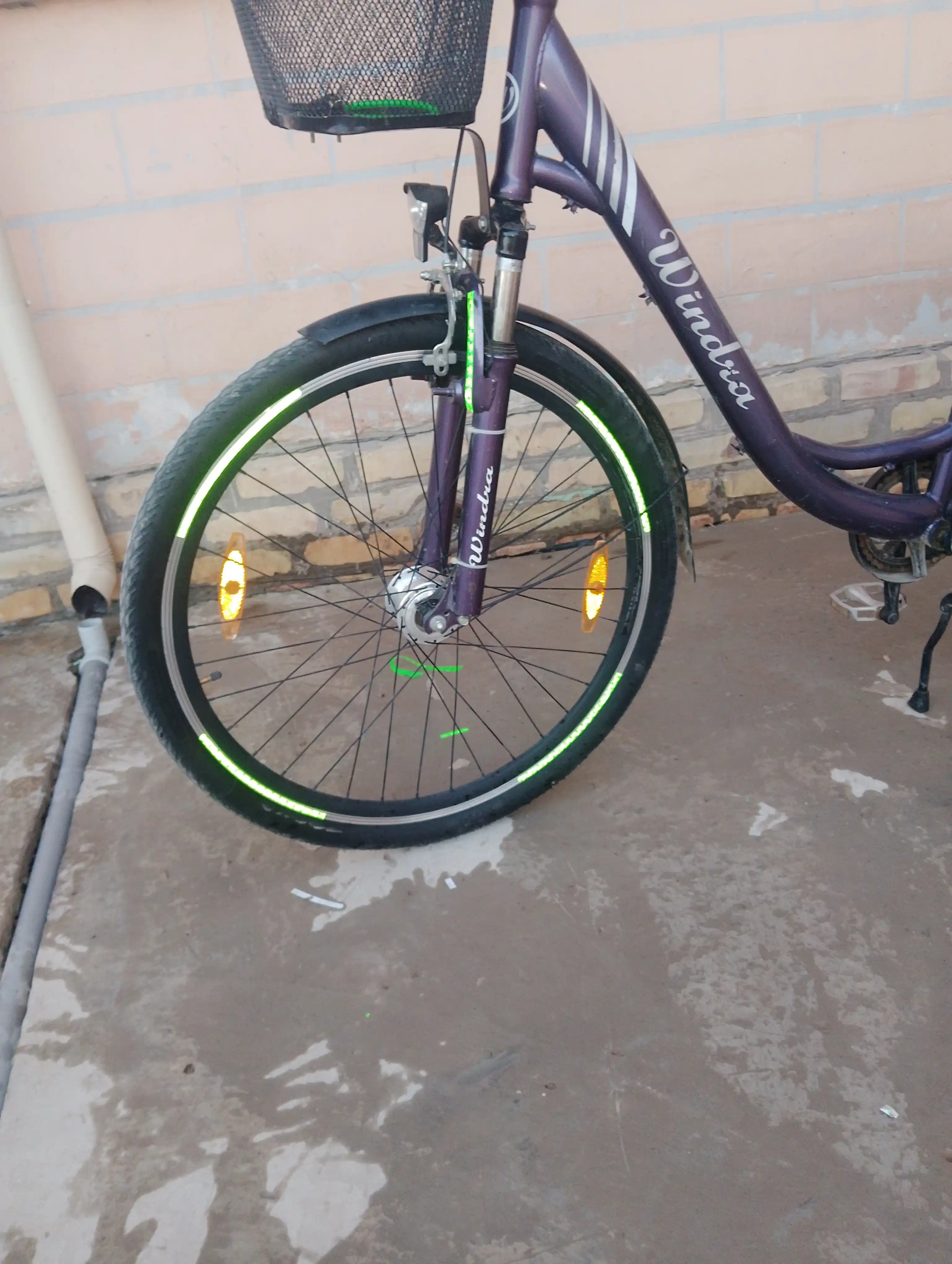 Velosipedlar, samokatlar, skuterlar va avtomobillarga nur qaytaruvchi nakleykalar