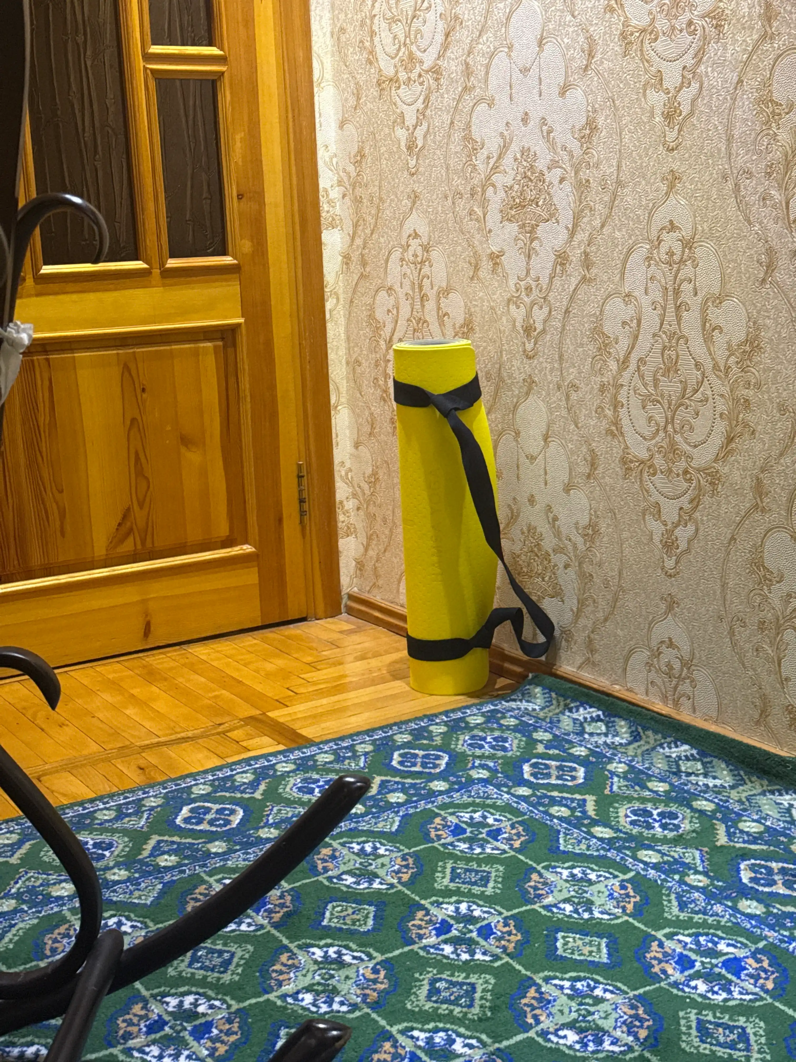 Yoga, cho'zish mashqlari va yog'a tashish uchun kamar