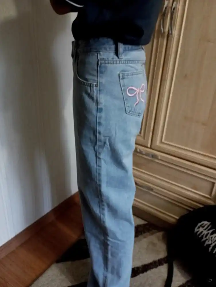 Ayollar uchun baland belli mom jeans – turli rangdagi denim shimlar, jinsi shimlar