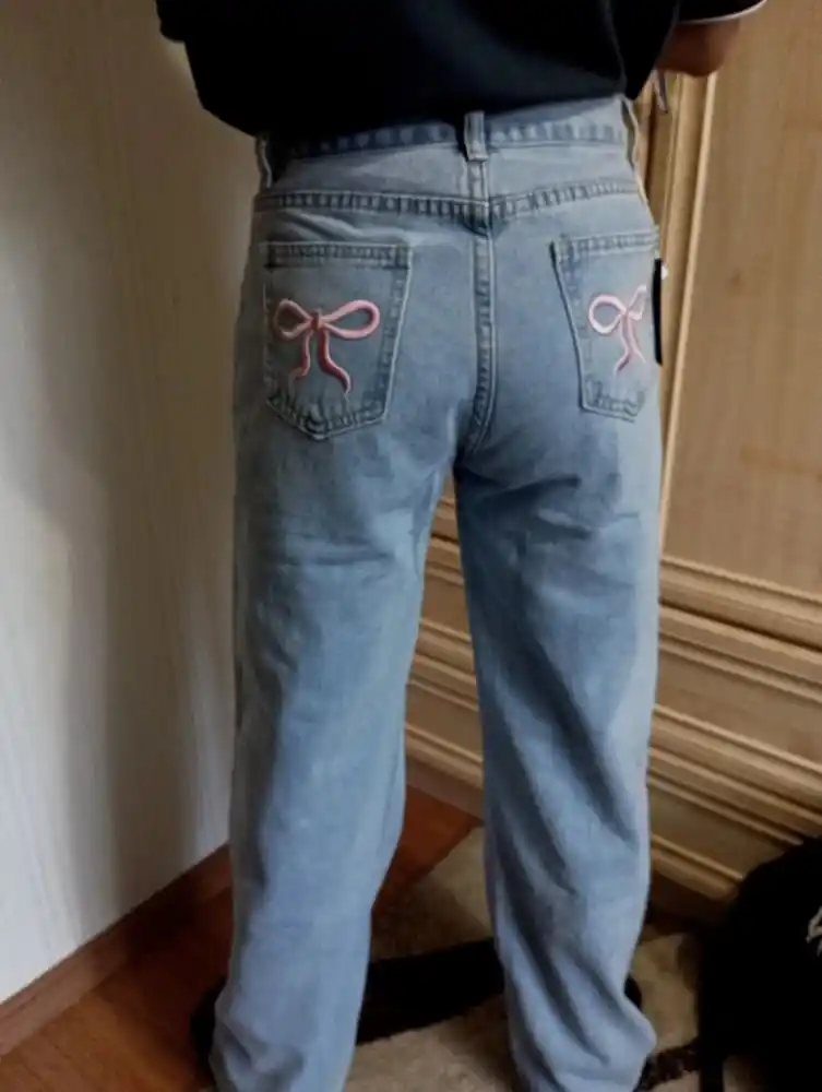 Ayollar uchun baland belli mom jeans – turli rangdagi denim shimlar, jinsi shimlar