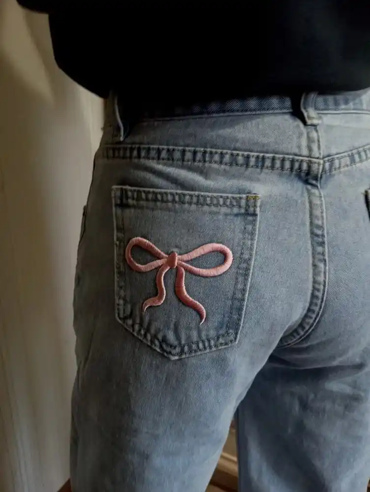 Ayollar uchun baland belli mom jeans – turli rangdagi denim shimlar, jinsi shimlar