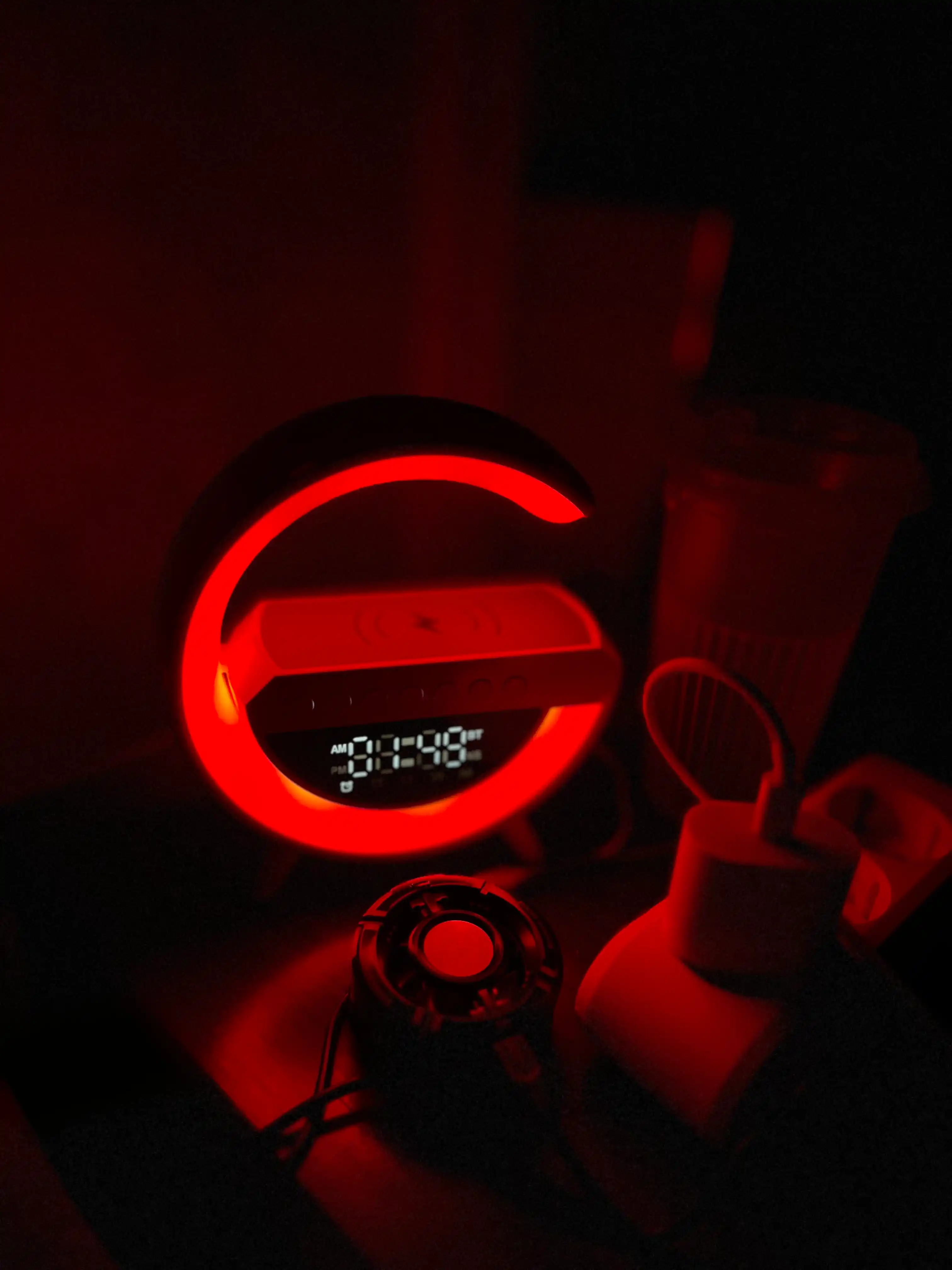 Karnay va simsiz zaryadlovchiga ega, aqlli RGB chiroq
