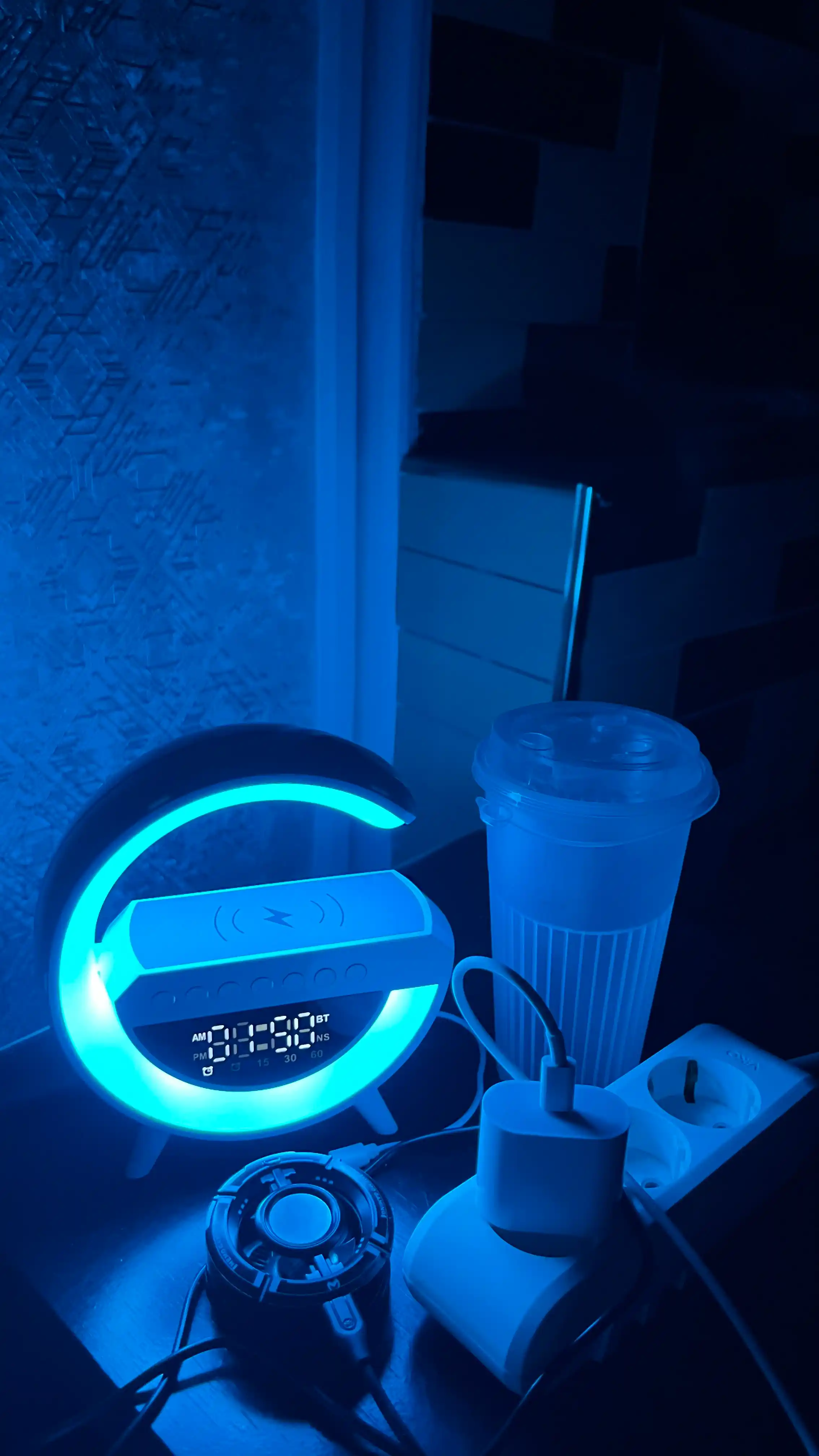 Karnay va simsiz zaryadlovchiga ega, aqlli RGB chiroq