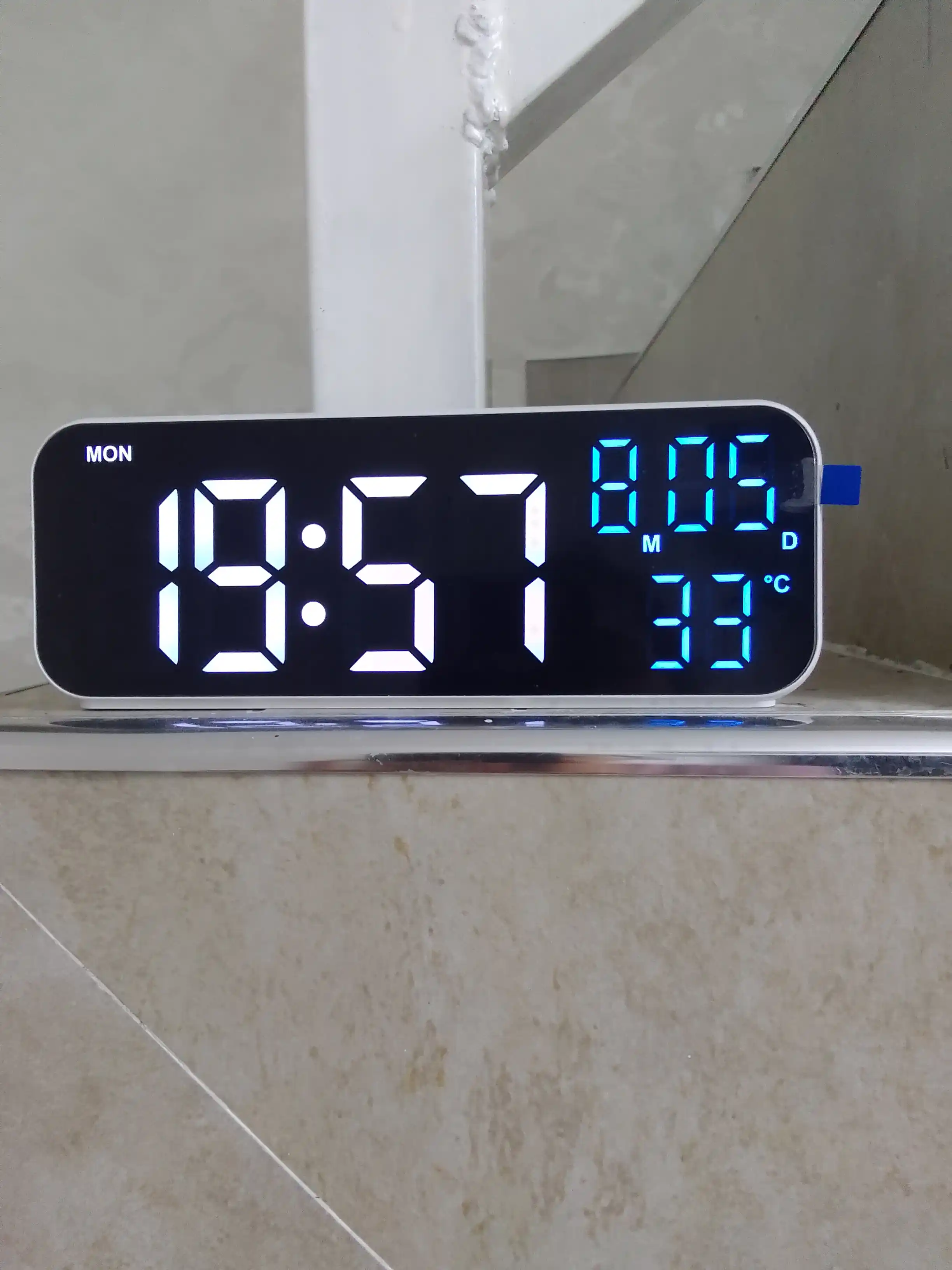 Soat zamonaviy, ko‘p funksiyali LED stol, budilnikli elektron soat, raqamli stol soati