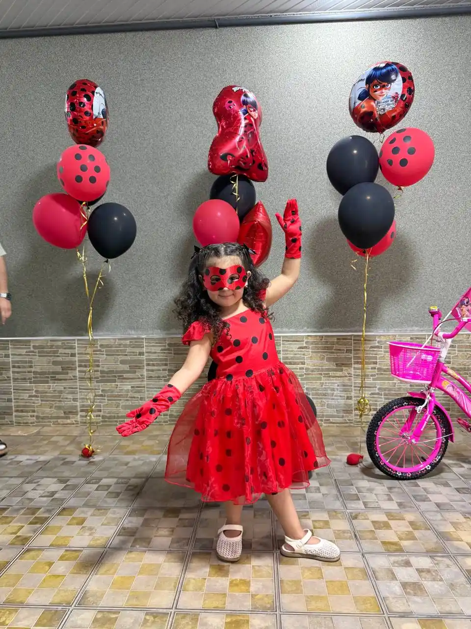 Qizlar uchun liboslar va kostyumlar: Lady Bug, Elza, Jasmin, Malika Safiya, K-pop Hunter X