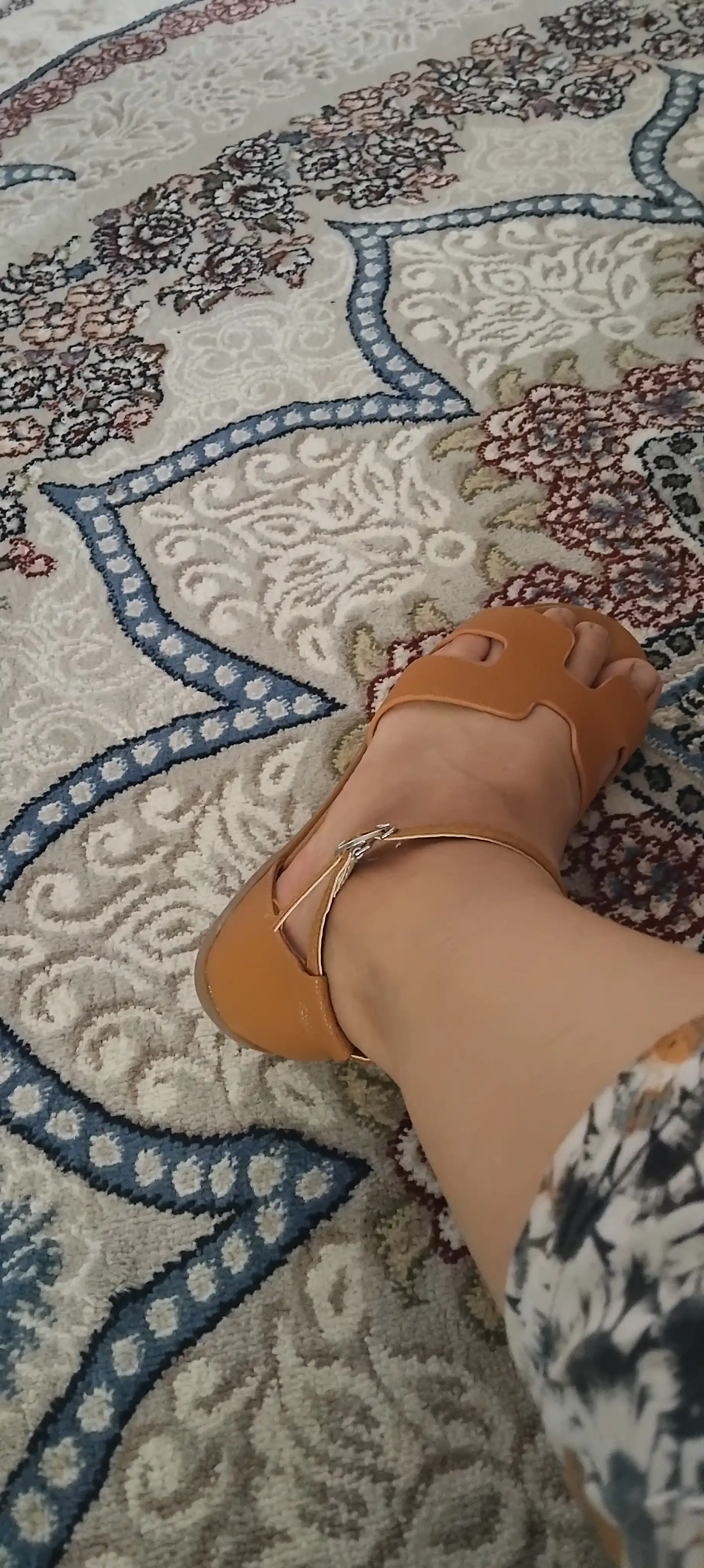 Ayollar botinkasi, tasmali, past poshnali, yozgi shippak
