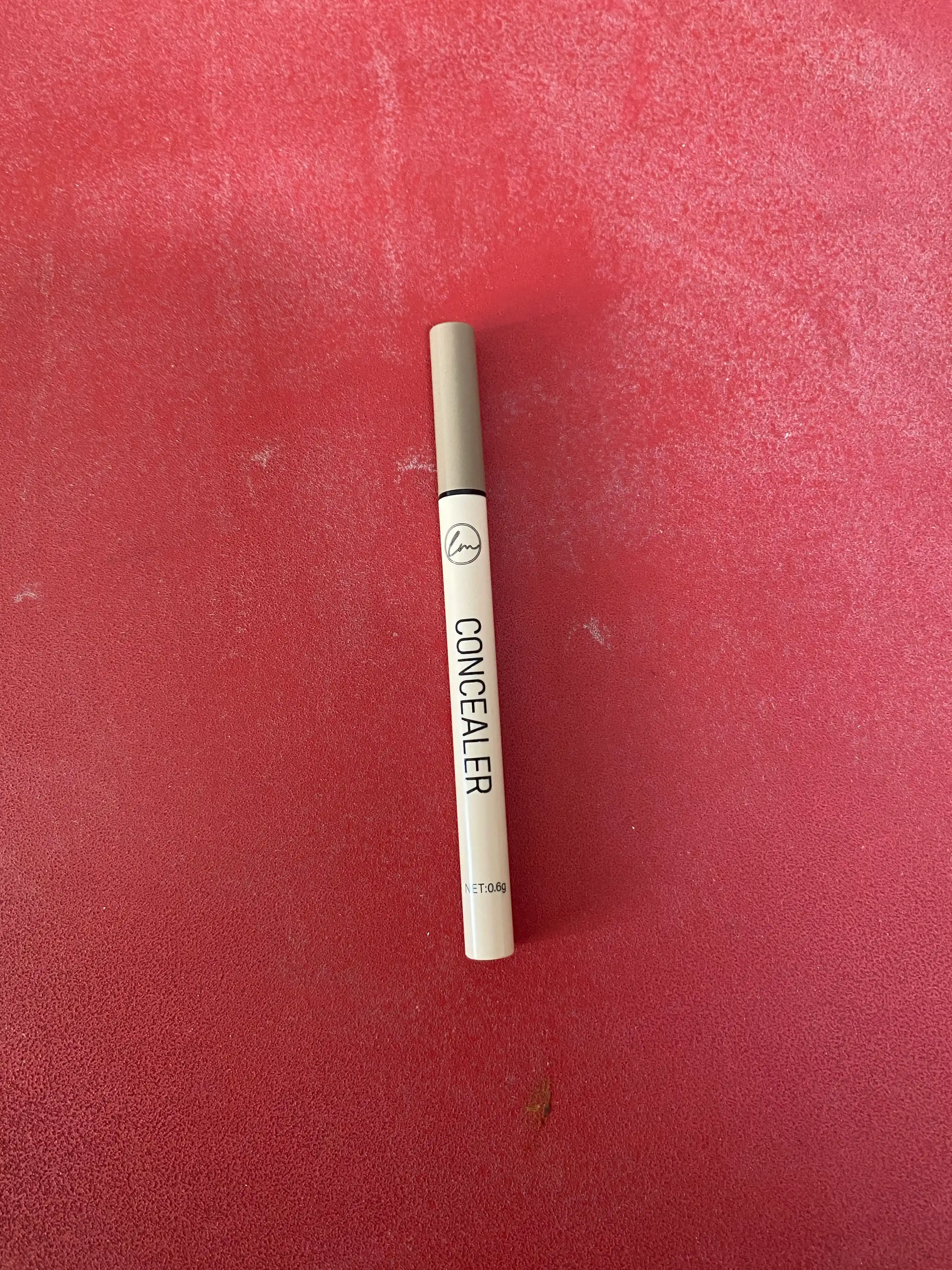 Yuz uchun konsiler tonal korrektori qalam formatida