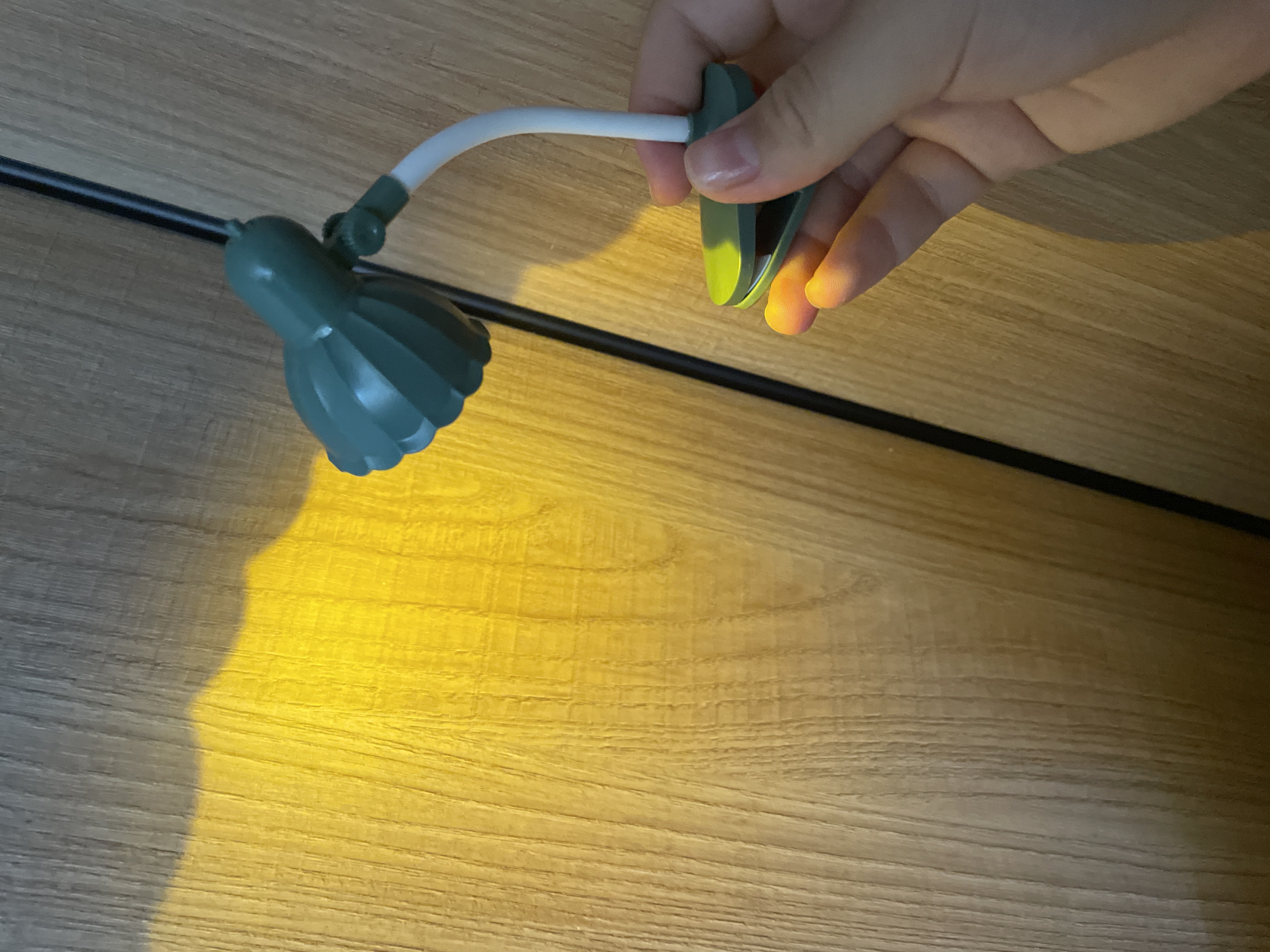 Kitob o‘qish uchun mini LED lampa – klipsali, yumshoq yorug‘lik, 360° egiluvchan, 16 sm