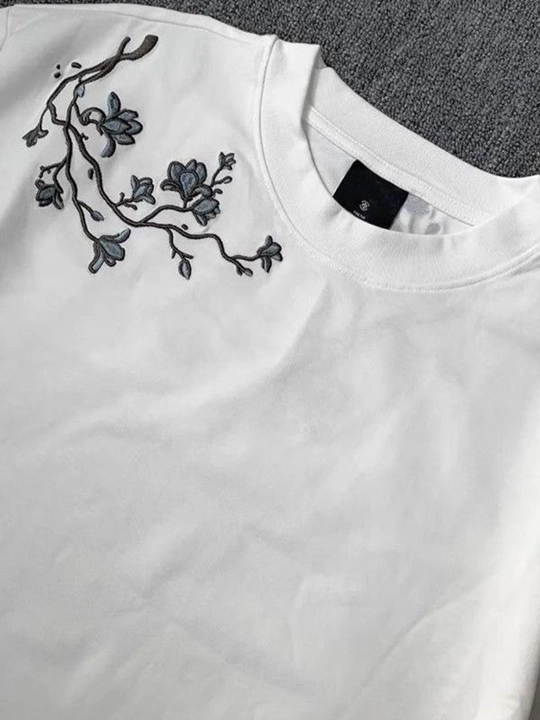 Bezakli kashta tikilgan katta o‘lchamli White Sakura futbolkasi, unisex