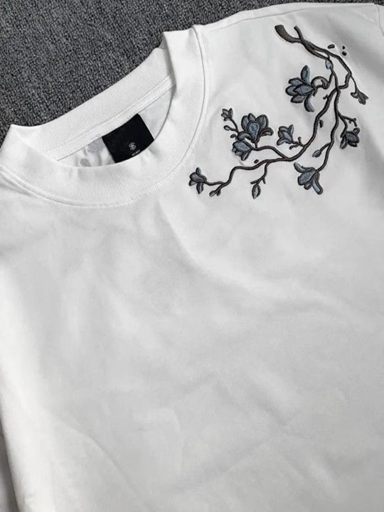 Bezakli kashta tikilgan katta o‘lchamli White Sakura futbolkasi, unisex