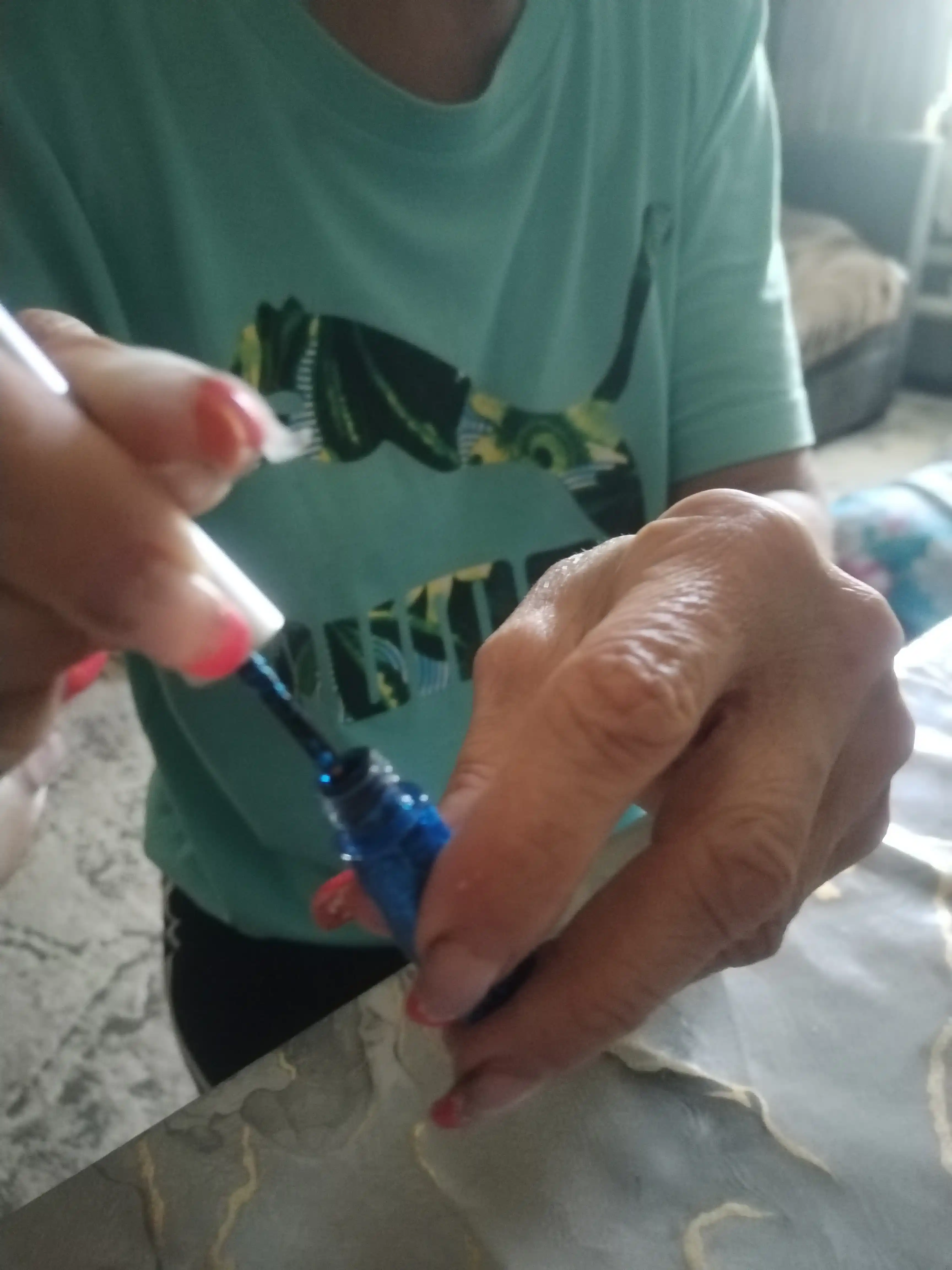 Suyuq rangli ko'z uchun podvodka, yorqin 16 ta rang