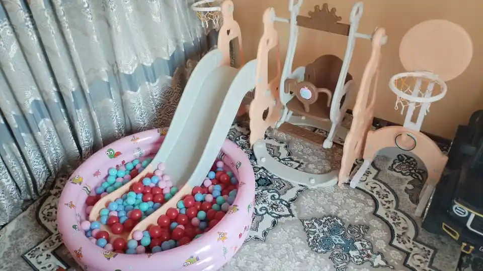 Детская горка, качели, баскетбольное кольцо, бассейн, футбольные ворота и мячи