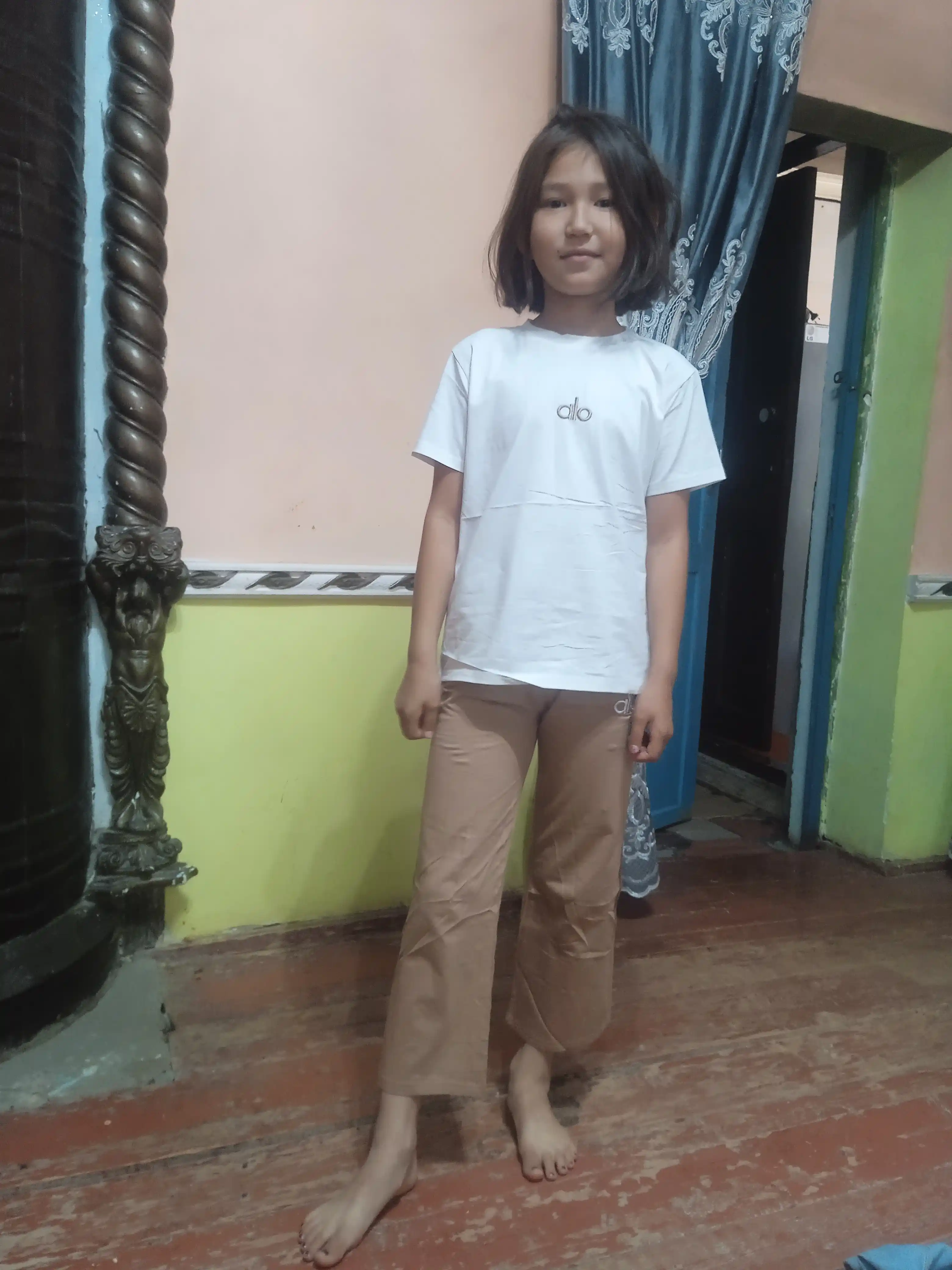 8-12 yoshli qizlar uchun sport to‘plami, oq futbolka va keng shim