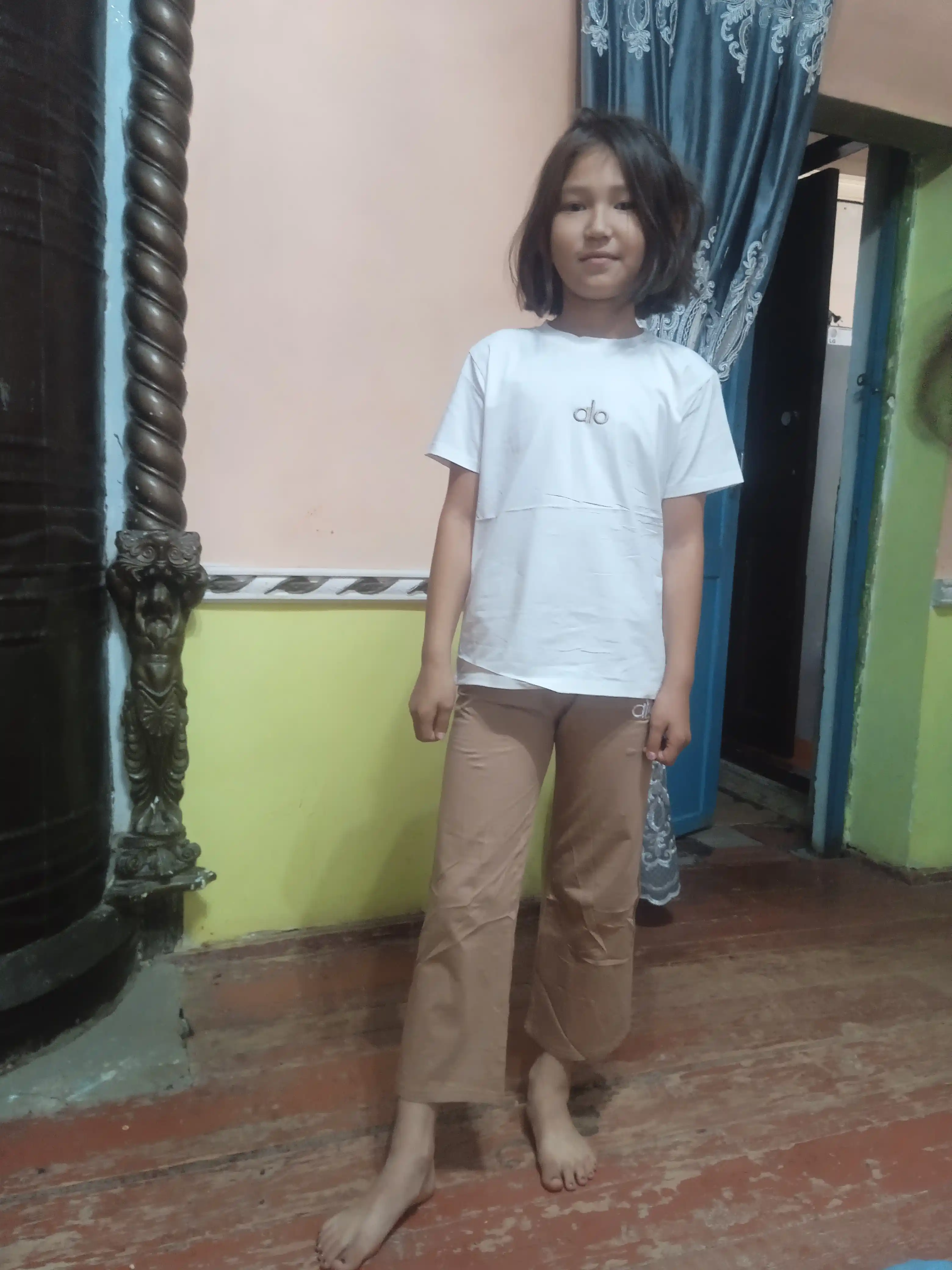 8-12 yoshli qizlar uchun sport to‘plami, oq futbolka va keng shim