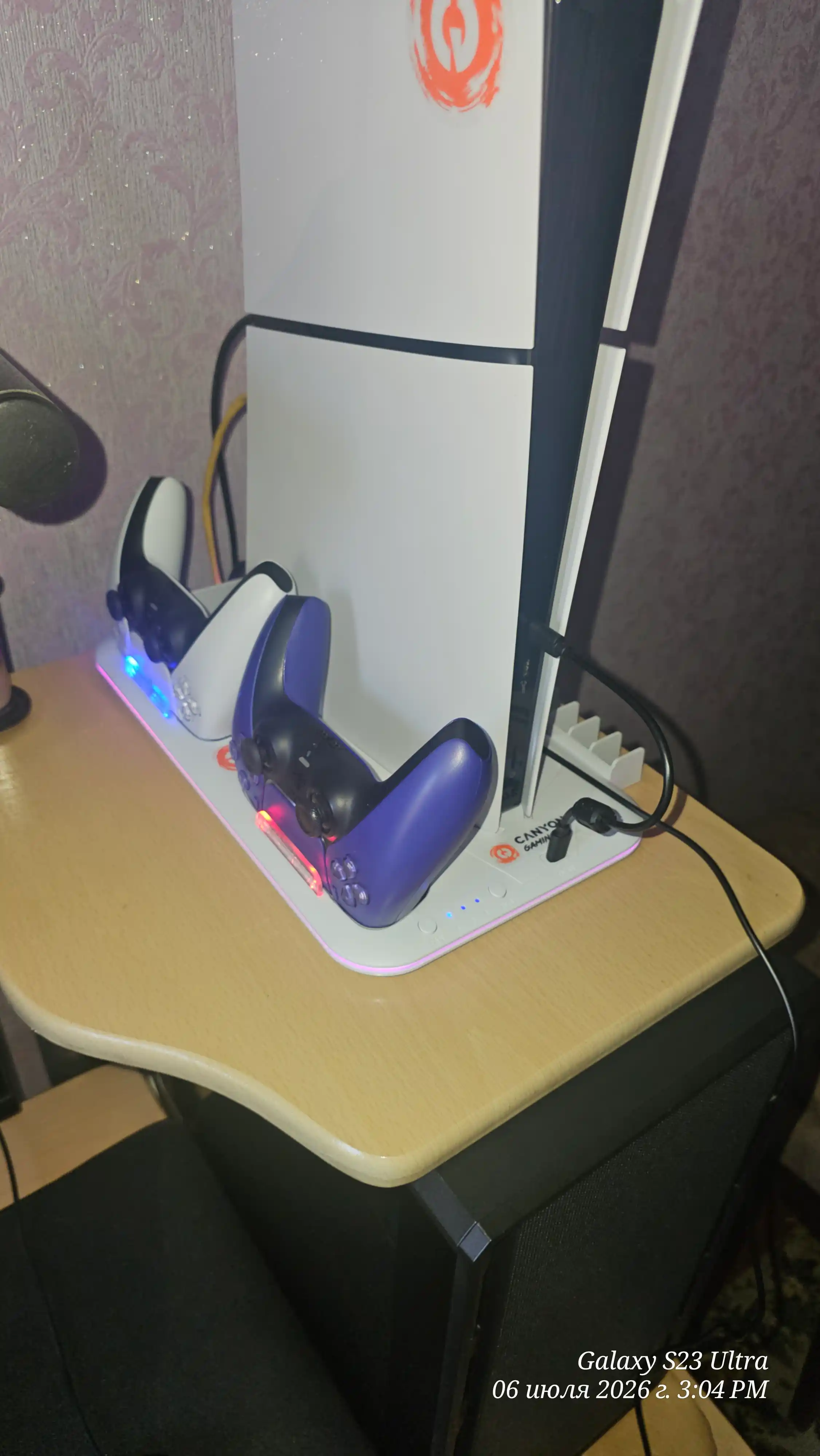 PlayStation 5 sovutgich tagligi, joystiklar uchun o‘rnatilgan quvvatlash moslamasi