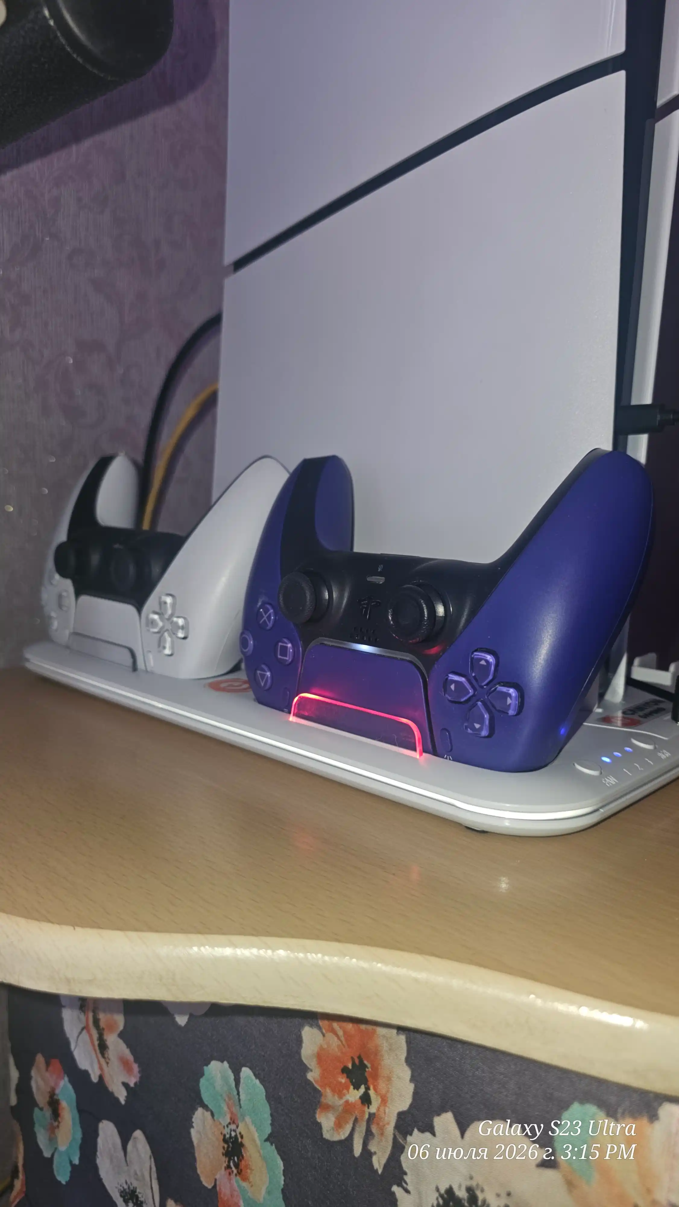 PlayStation 5 sovutgich tagligi, joystiklar uchun o‘rnatilgan quvvatlash moslamasi