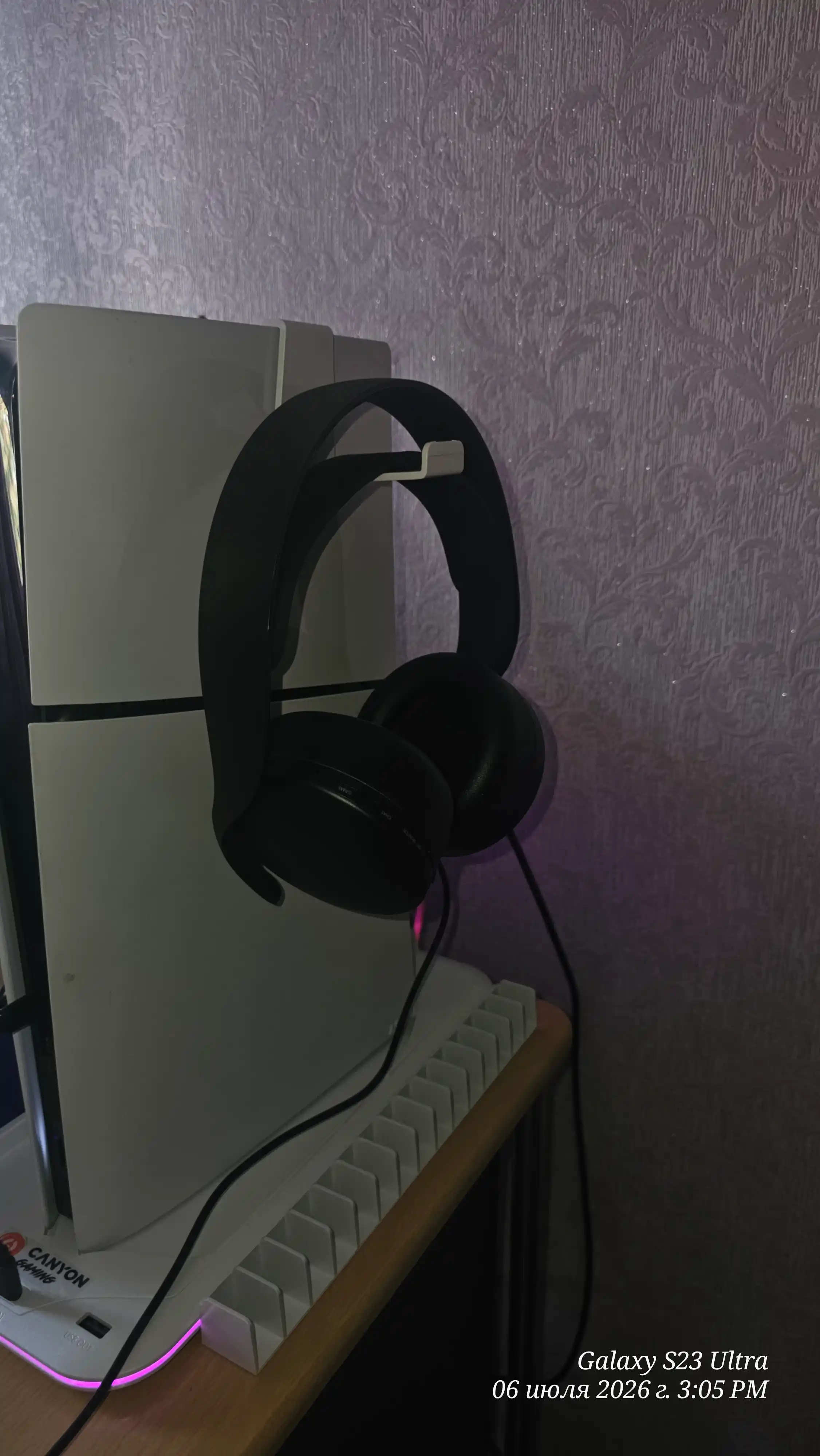 PlayStation 5 sovutgich tagligi, joystiklar uchun o‘rnatilgan quvvatlash moslamasi