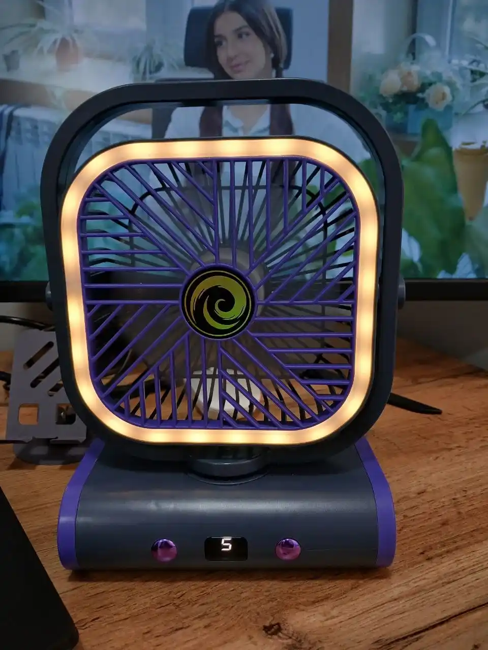 Mini ventilyator, LED yoritgichli, 3 tezlikli, uy va ofis uchun