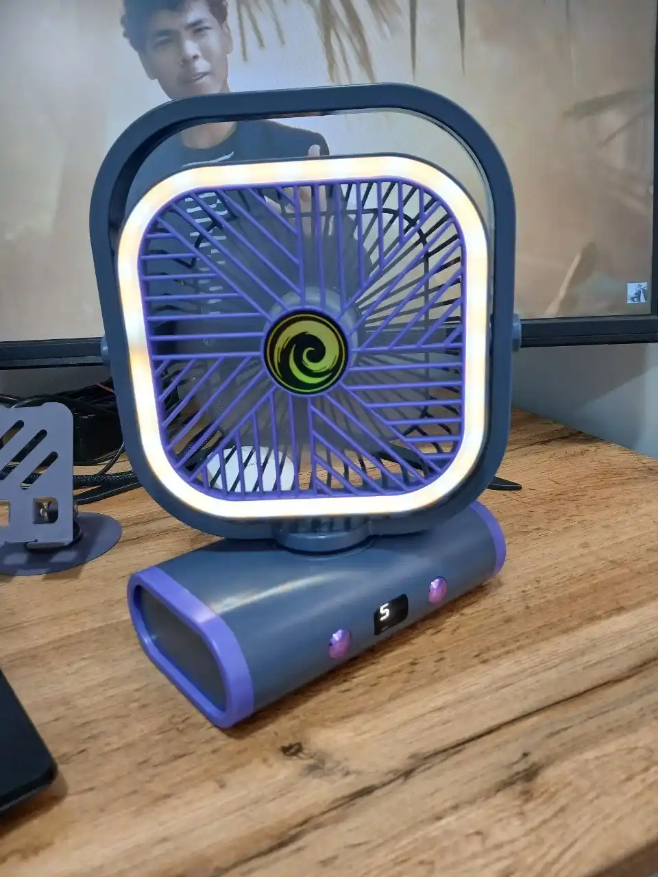 Mini ventilyator, LED yoritgichli, 3 tezlikli, uy va ofis uchun